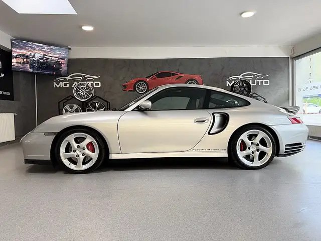 Porsche 911 view 4