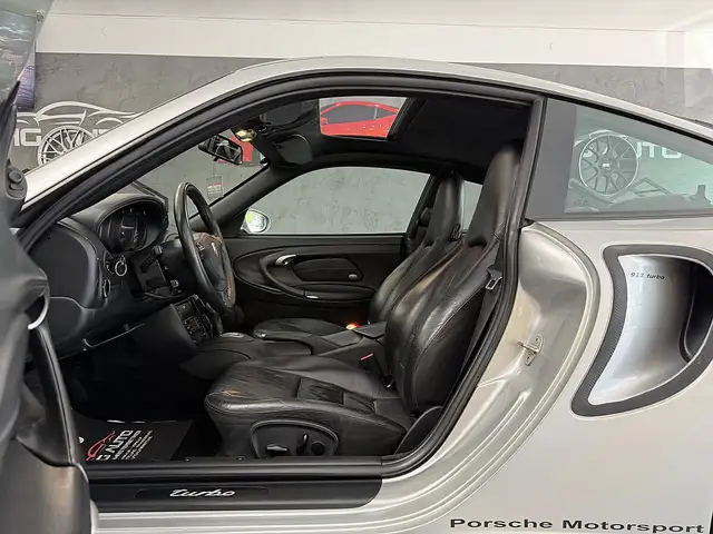Porsche 911 view 13