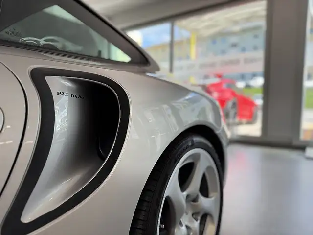Porsche 911 view 5