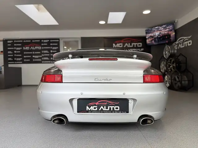 Porsche 911 view 8