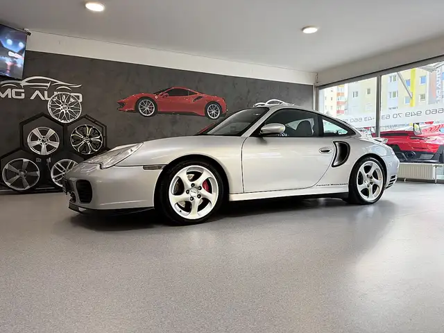 Porsche 911 view 3