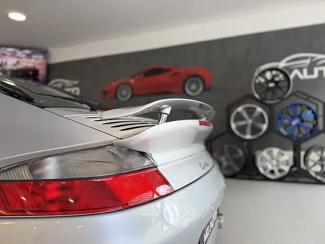 Porsche 911 view 7