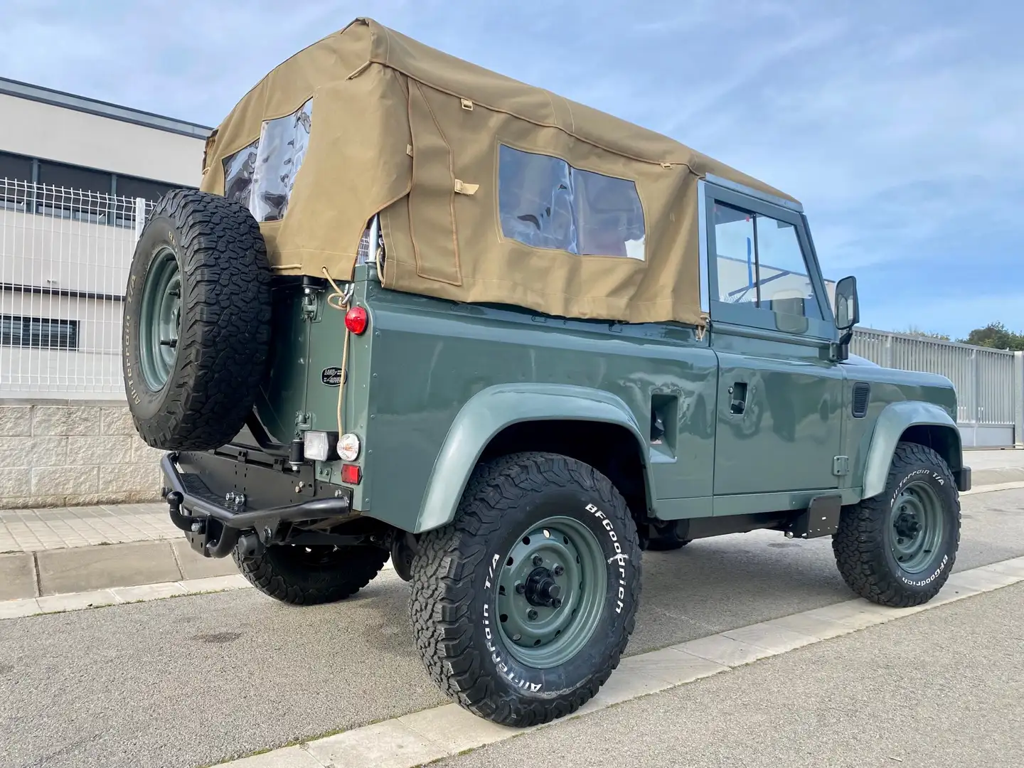Land Rover Defender 90 TDI 300 SOFTOP - 2