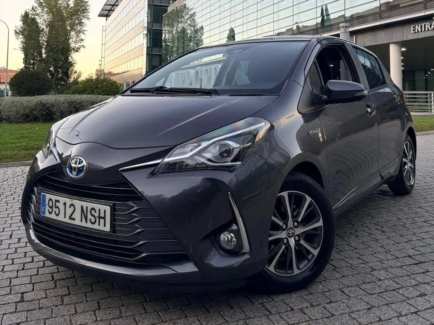 Toyota Yaris Yaris 100H 1.5 Feel! 20 Aniversario Feel! 20 Aniversario Gris - 2