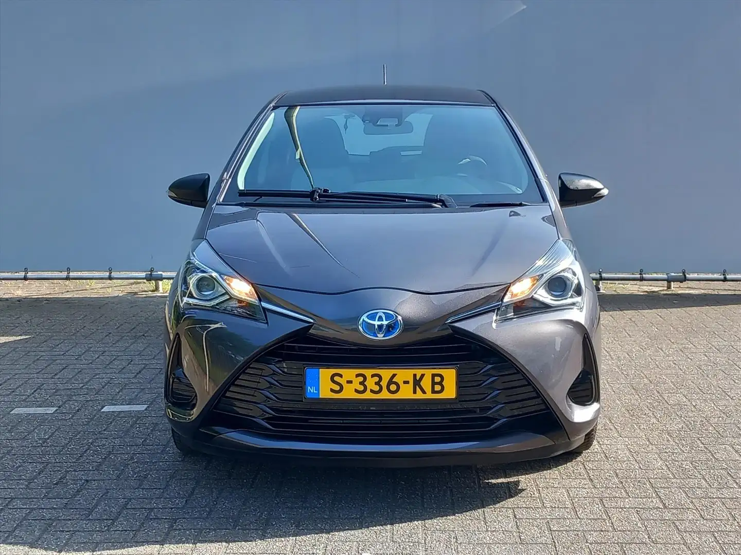 Toyota Yaris 1.5 Hybrid 100pk 5D Aspiration | Clima Grijs - 2