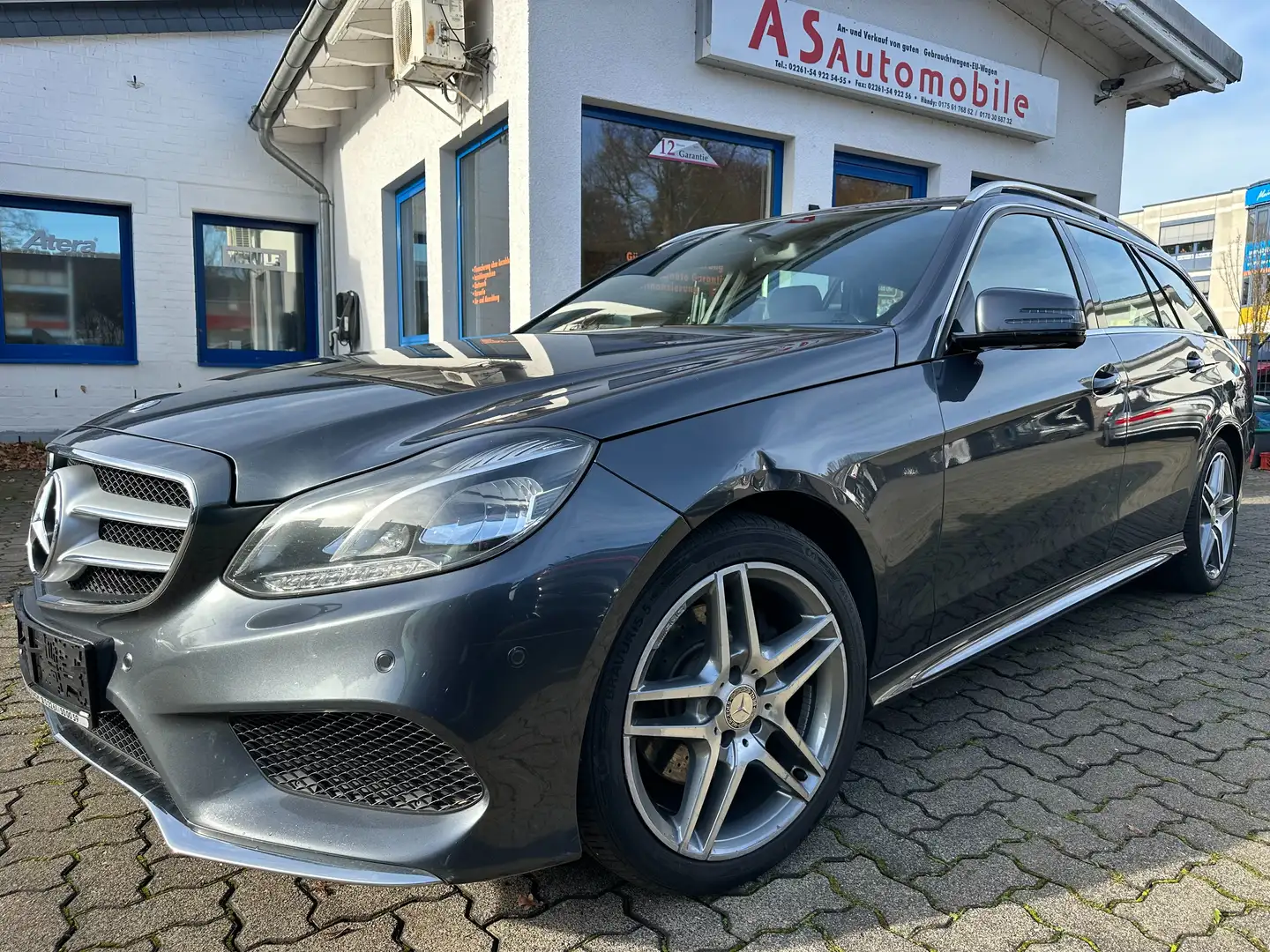 Mercedes-Benz E 200 CDI AMG+NAVI+T.LEDER+KLIMATR+6 GANG+PDC+AHK+TEMPOM Gris - 1