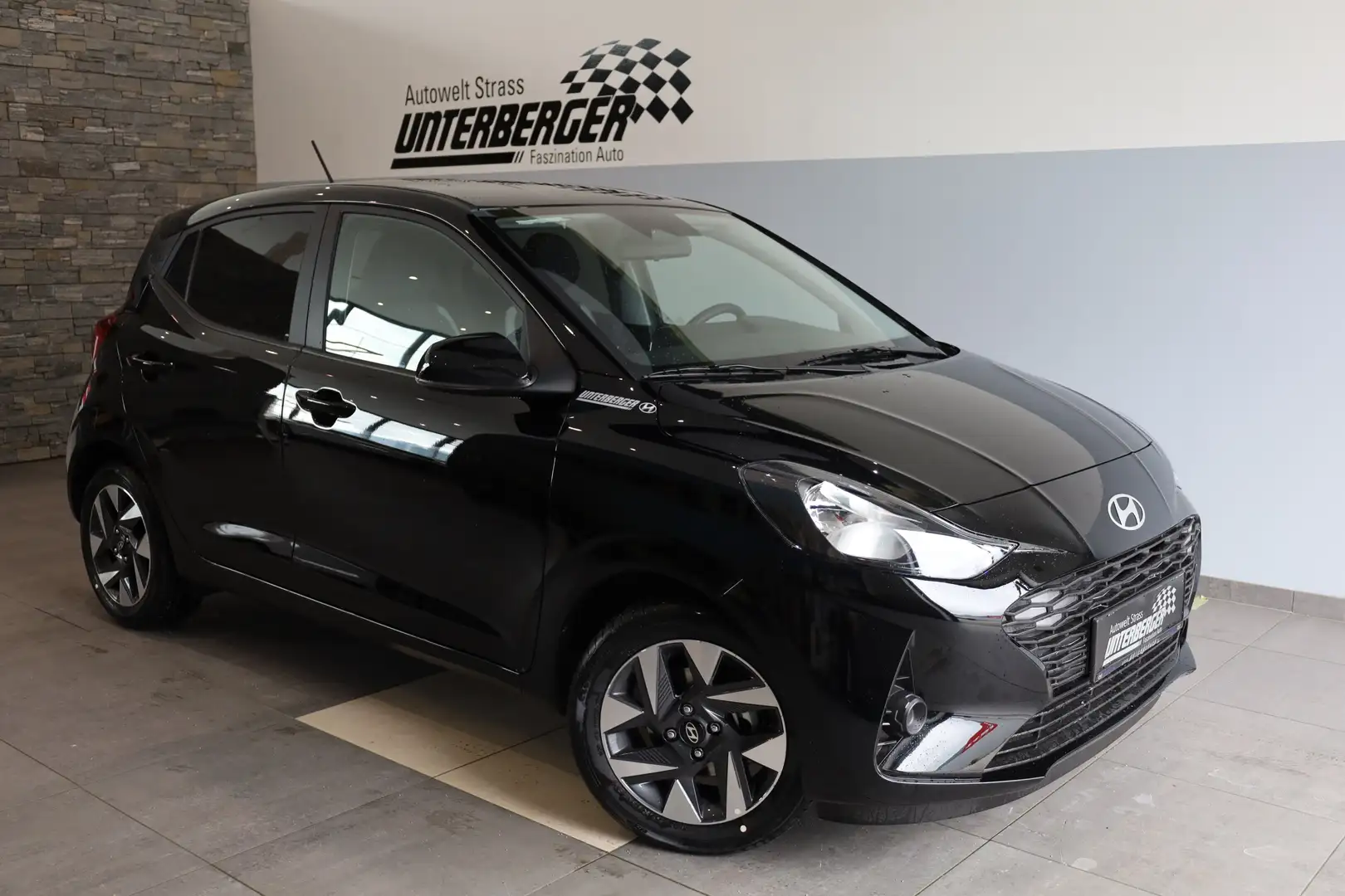 Hyundai i10 i Line Plus 1,0 MT OP3 Zwart - 1