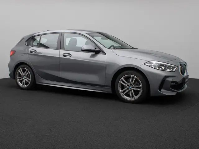 BMW 1 Series view 4