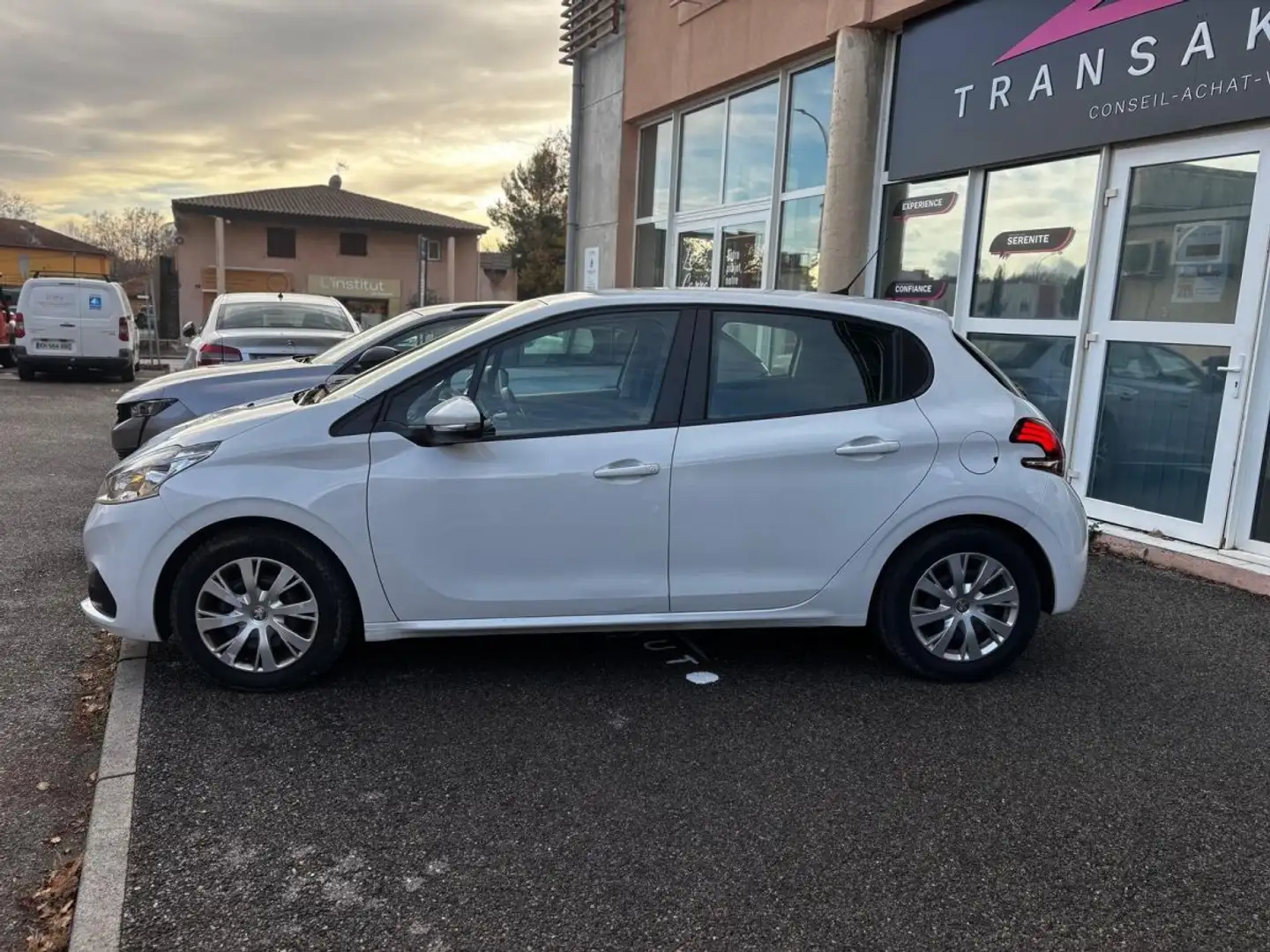 Peugeot 208 AFFAIRE 1.6 BLUEHDI 75 BVM5 PACK CLIM NAV Blanc - 2
