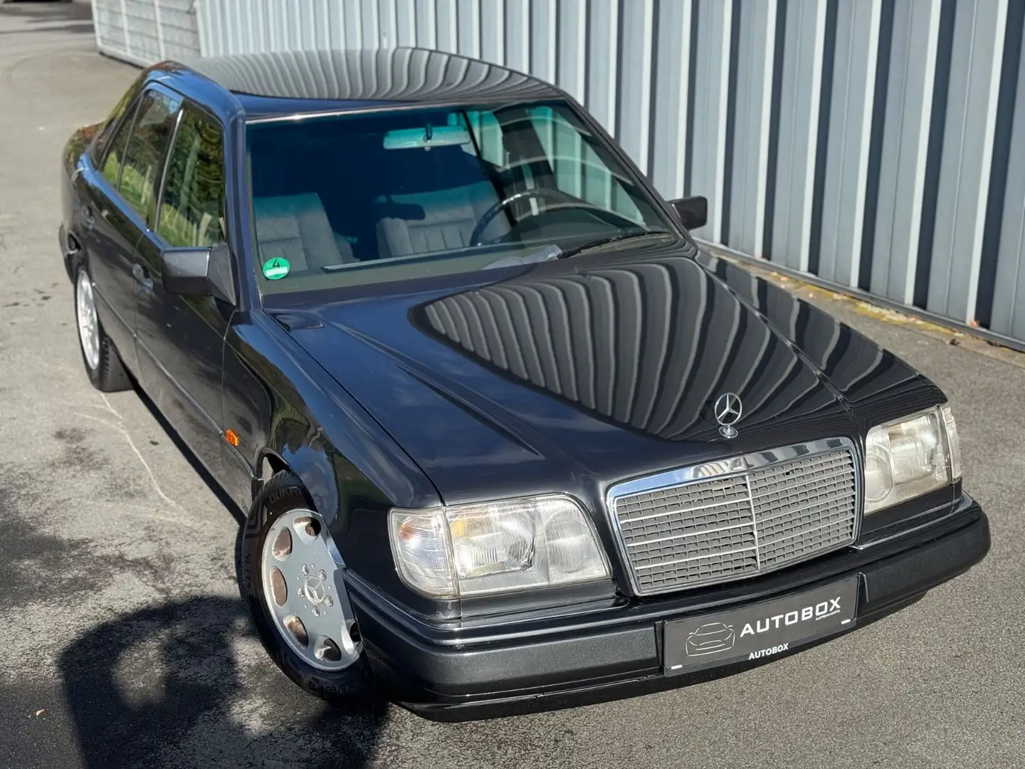 Mercedes-Benz E 200 *KLIMA*H-KENZ.*OLDTIMER*124TKM* Grau - 1