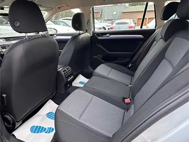 Volkswagen Passat view 9