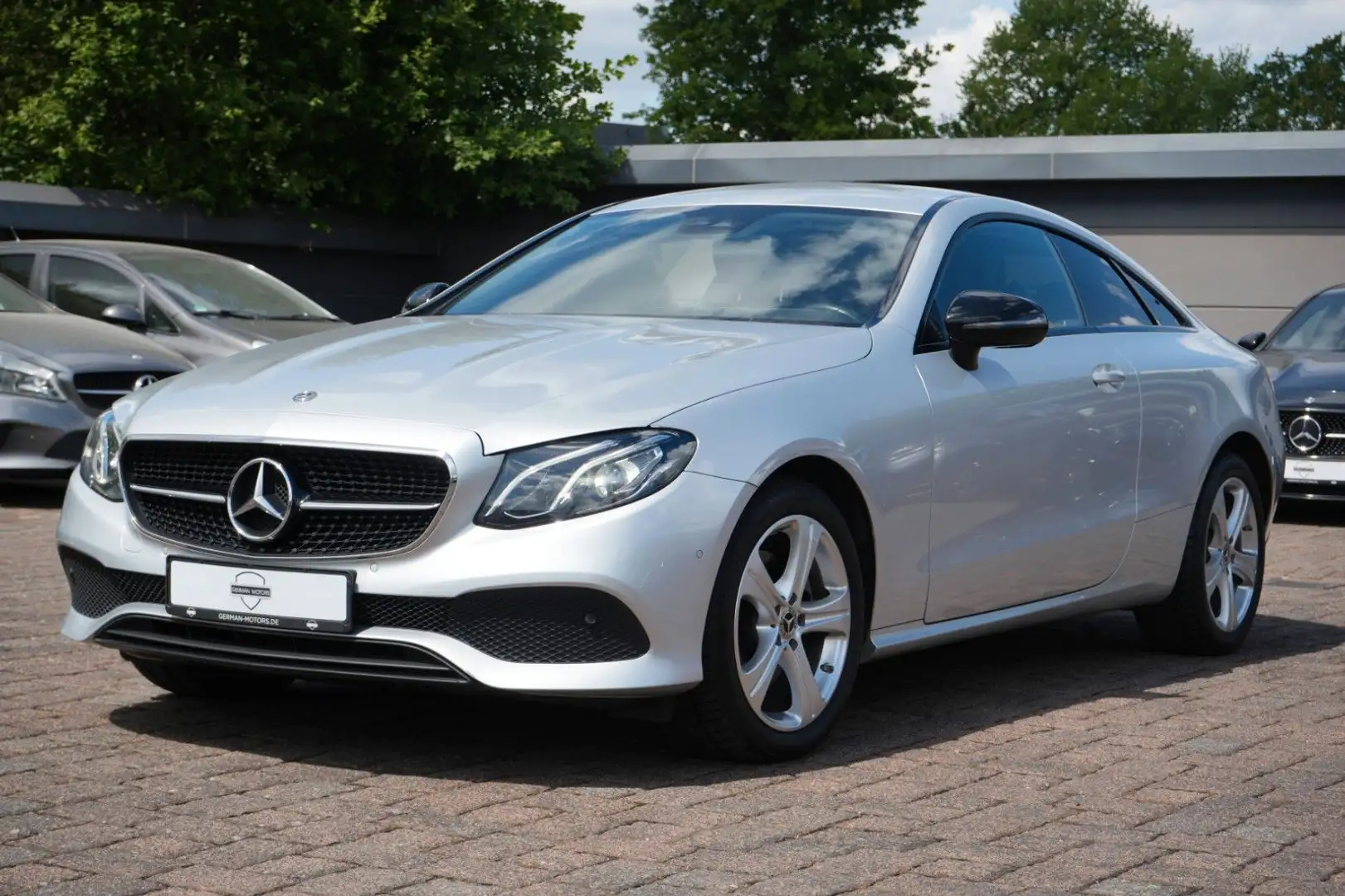 Mercedes-Benz E 220 d Coupe 4Matic 9G|NIGHT|AHK|LED|SPUR+TOT Silber - 2