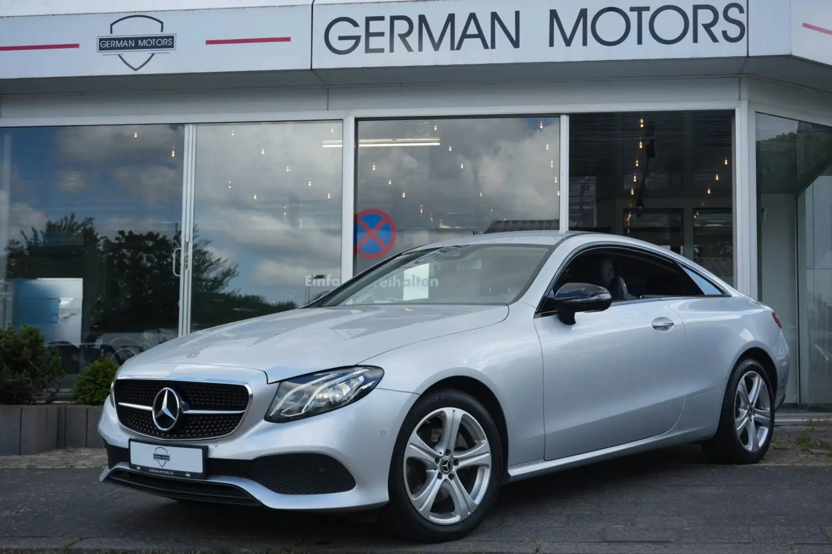 Mercedes-Benz E 220 d Coupe 4Matic 9G|NIGHT|AHK|LED|SPUR+TOT Silber - 1