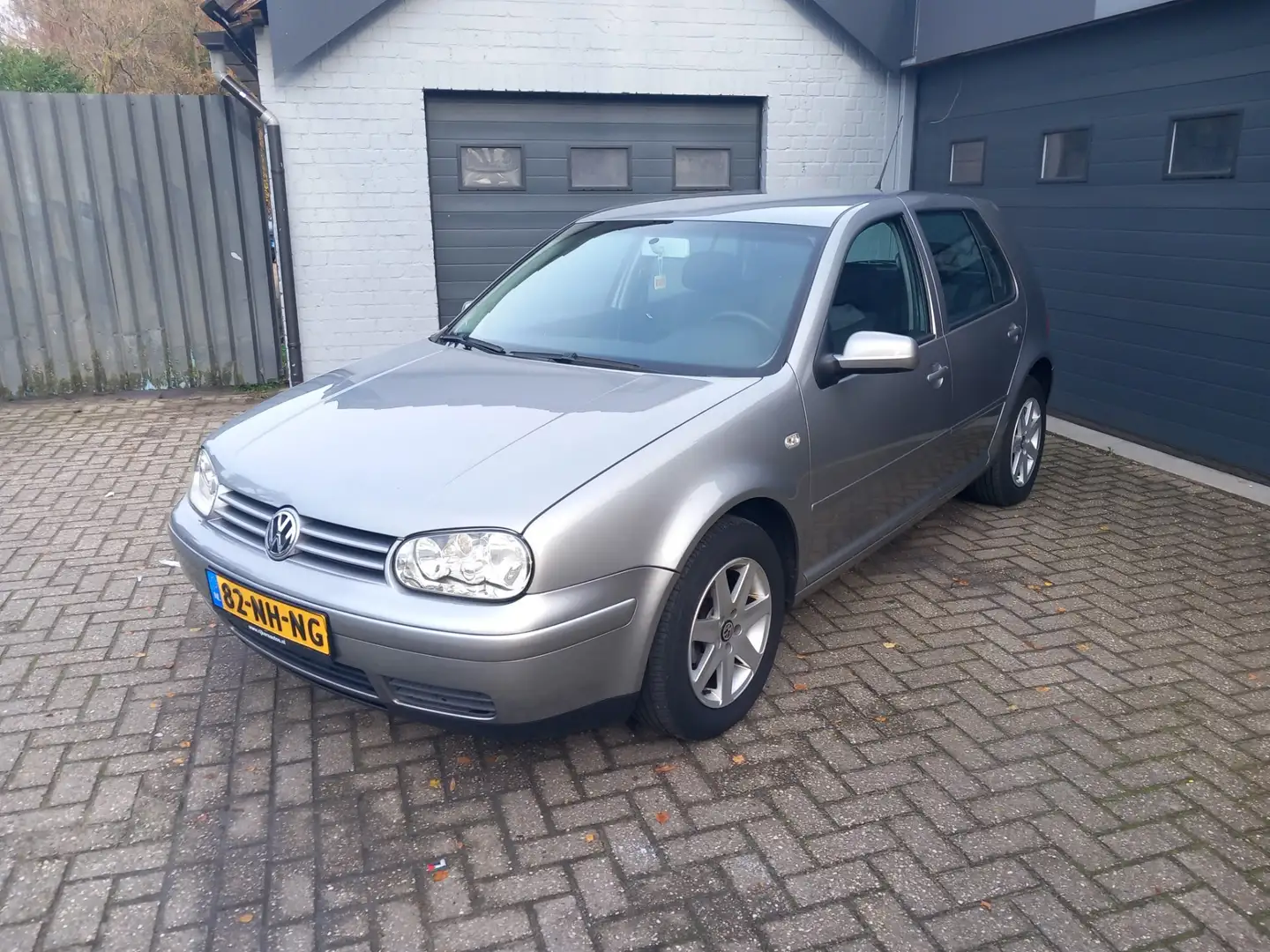 Volkswagen Golf 1.6 Ocean,Airco ,Automaat,Cruise control,Lichtmeta Grijs - 1