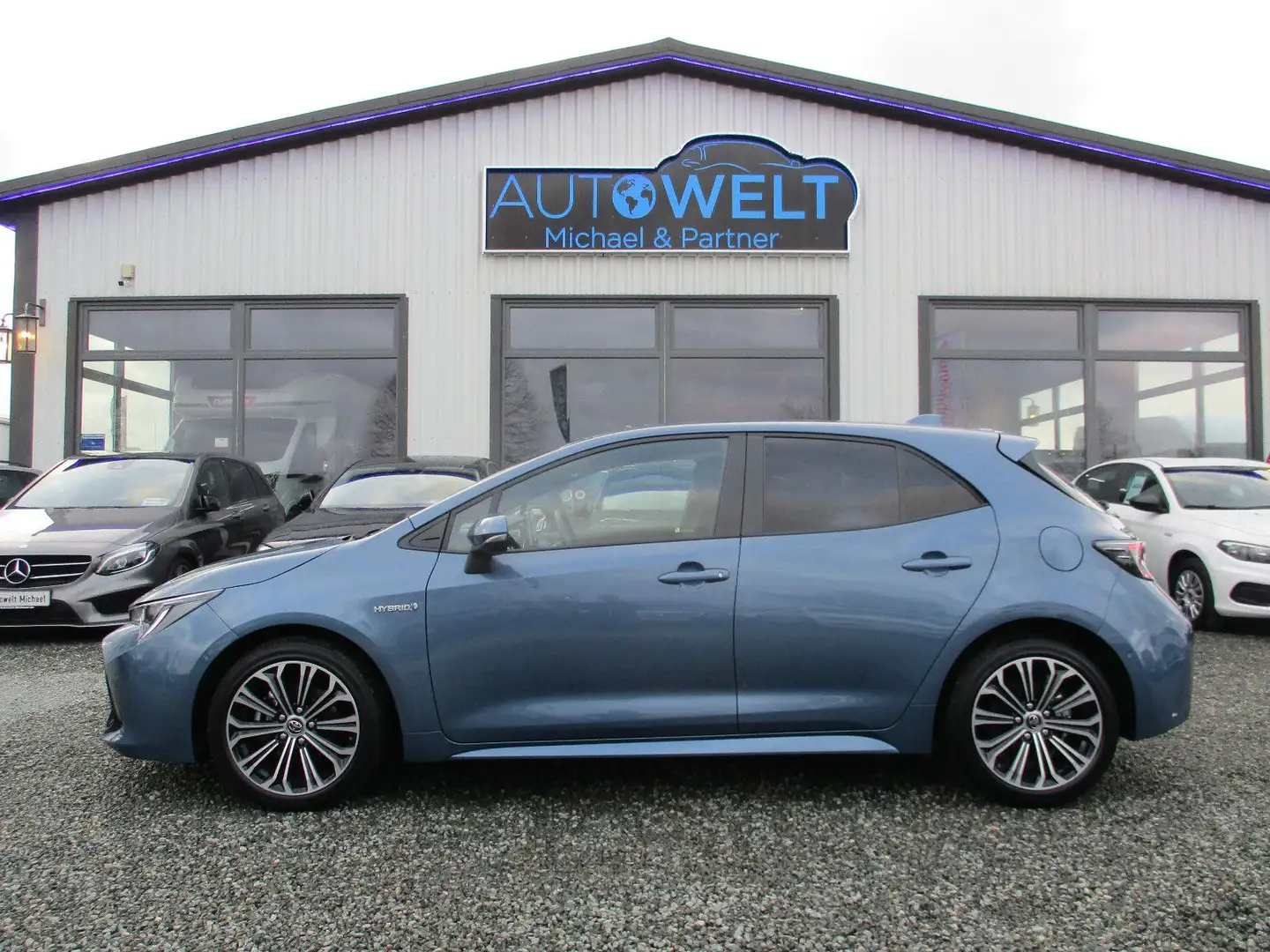 Toyota Corolla Hybrid 1.8 Club Aut.KLIMAAUT NAV KAM 17' Blau - 1