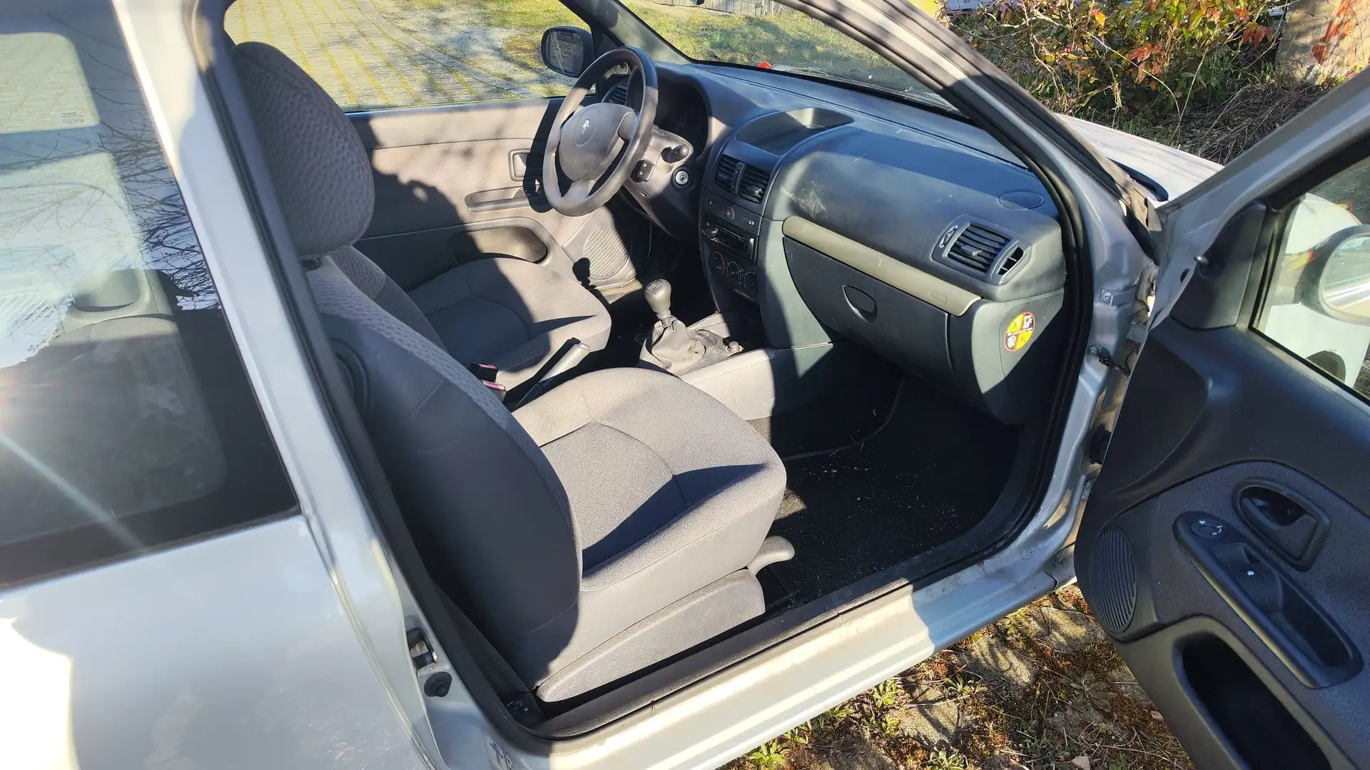 Renault Clio Clio+1.2+Emotion Silber - 2