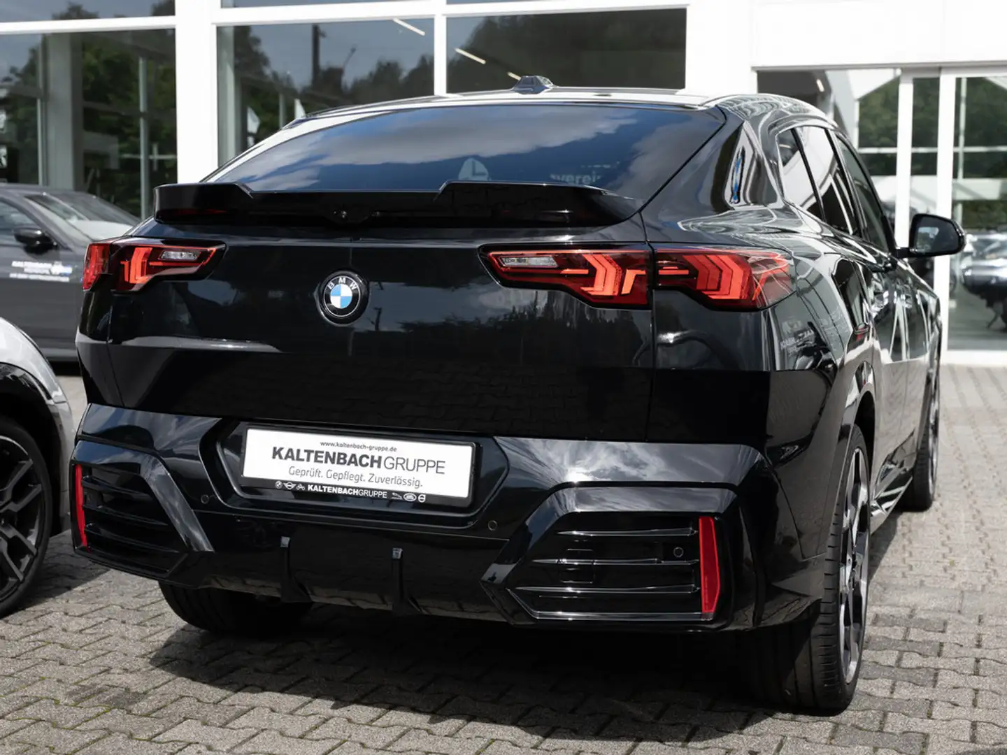 BMW X2 sDrive 18d M-Sport Pro AHK LED NAVI Pro Zwart - 2