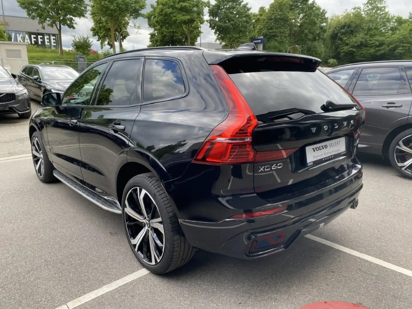 Volvo XC60 R Design AWD B5 Diesel EU6d AD AHK Navi Leder digi Schwarz - 2