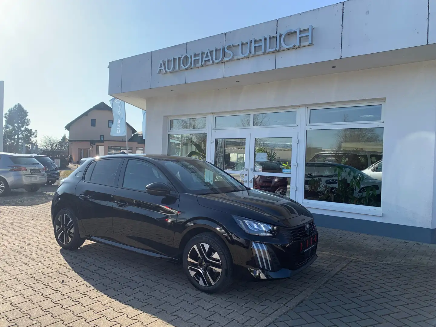 Peugeot 208 Hybrid 100 Allure Schwarz - 1