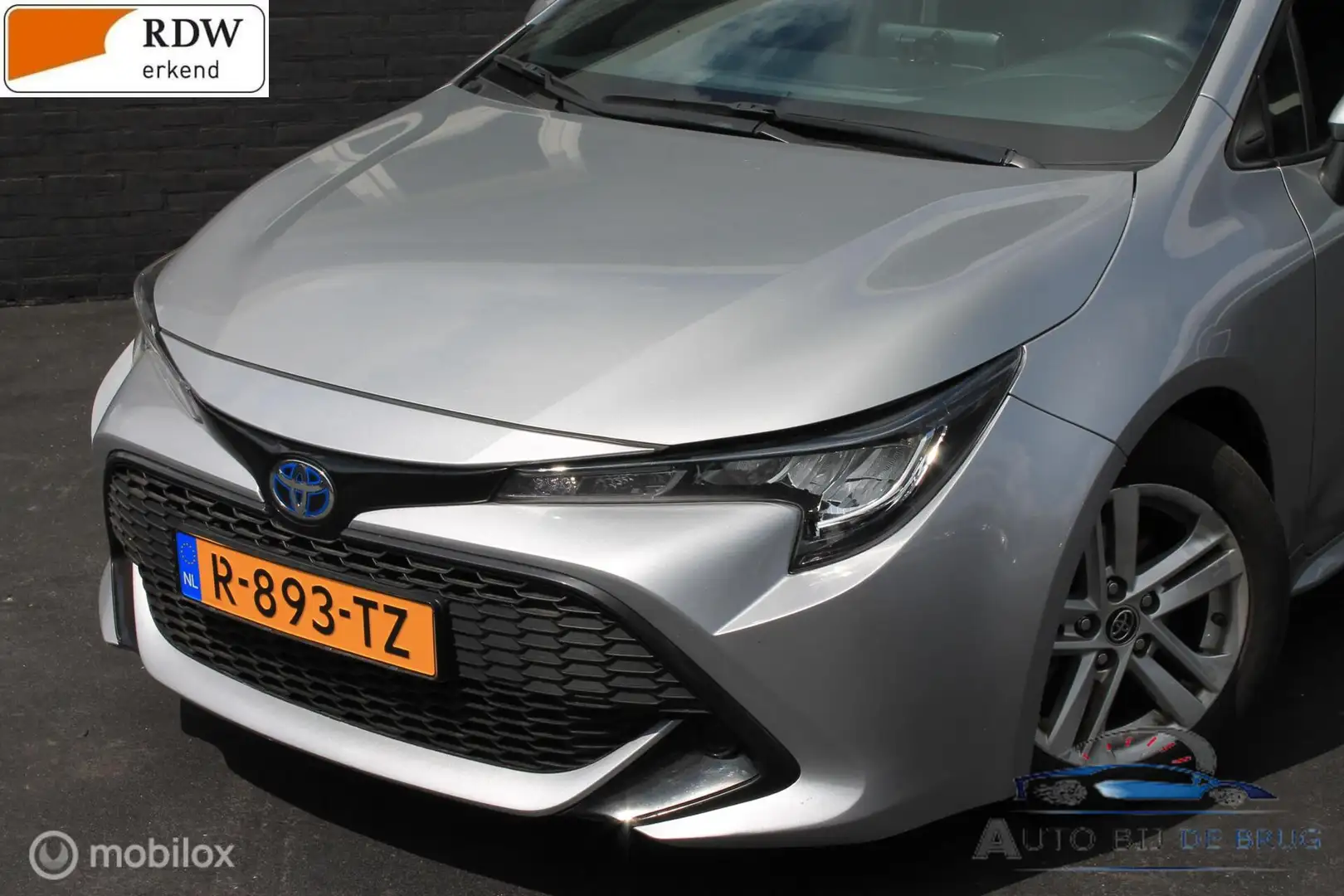 Toyota Corolla Touring Sports 1.8 Hybrid Active Camera NAP Grijs - 2