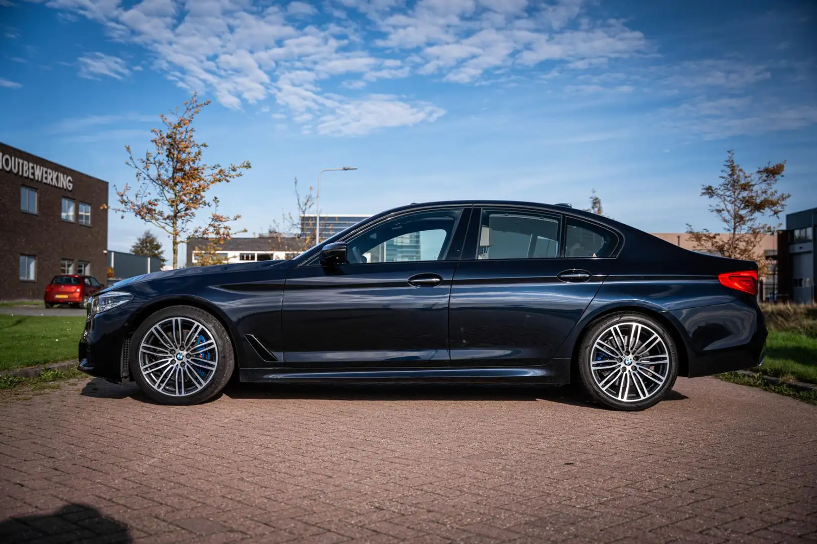 BMW 530 5-serie BMW 530i High Executive M Sport Individual Zwart - 2