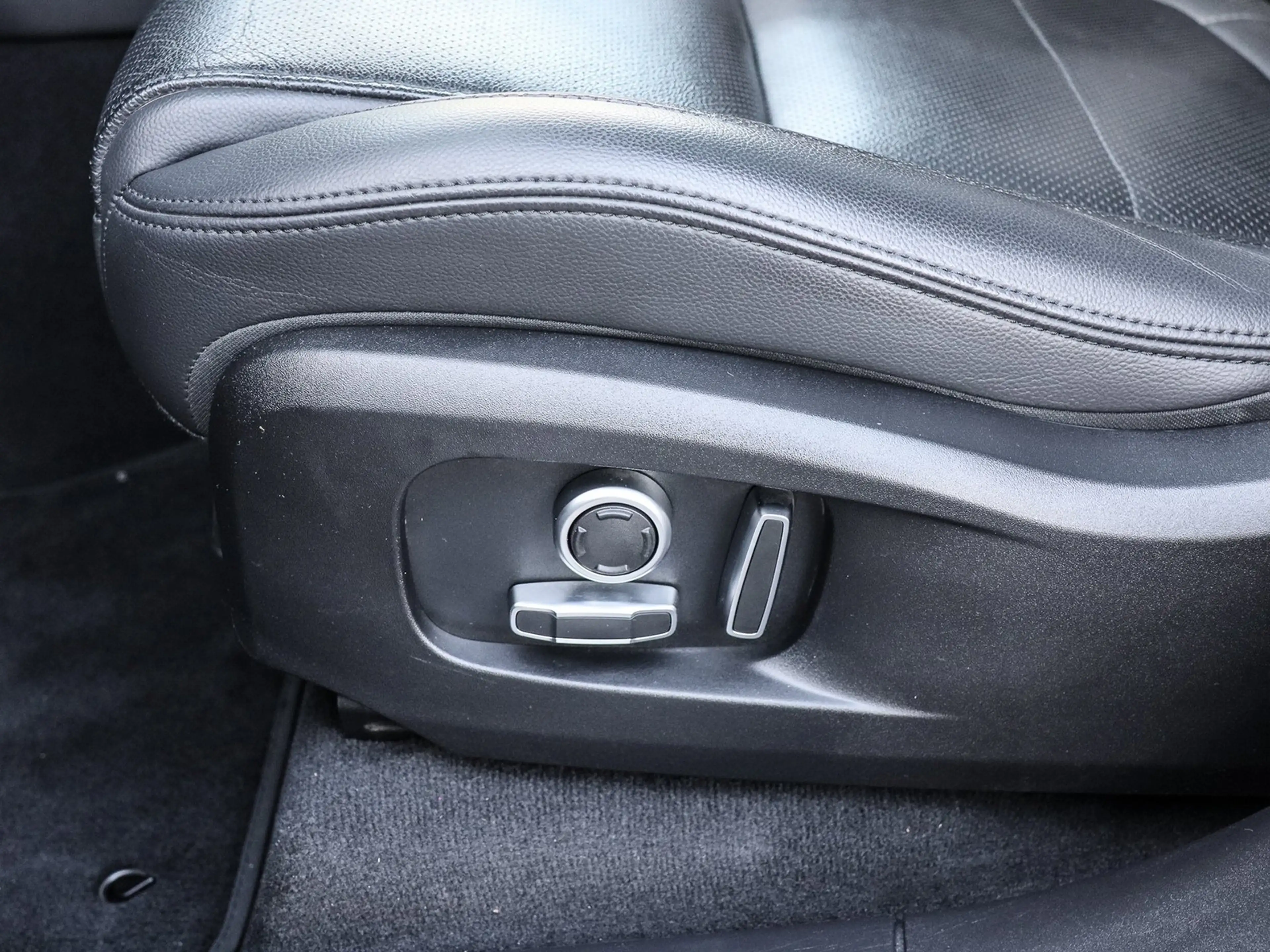 Jaguar F-Pace D200 S AWD Schiebedach, el. AHK, 12,3" TFT Inst... — photo 13