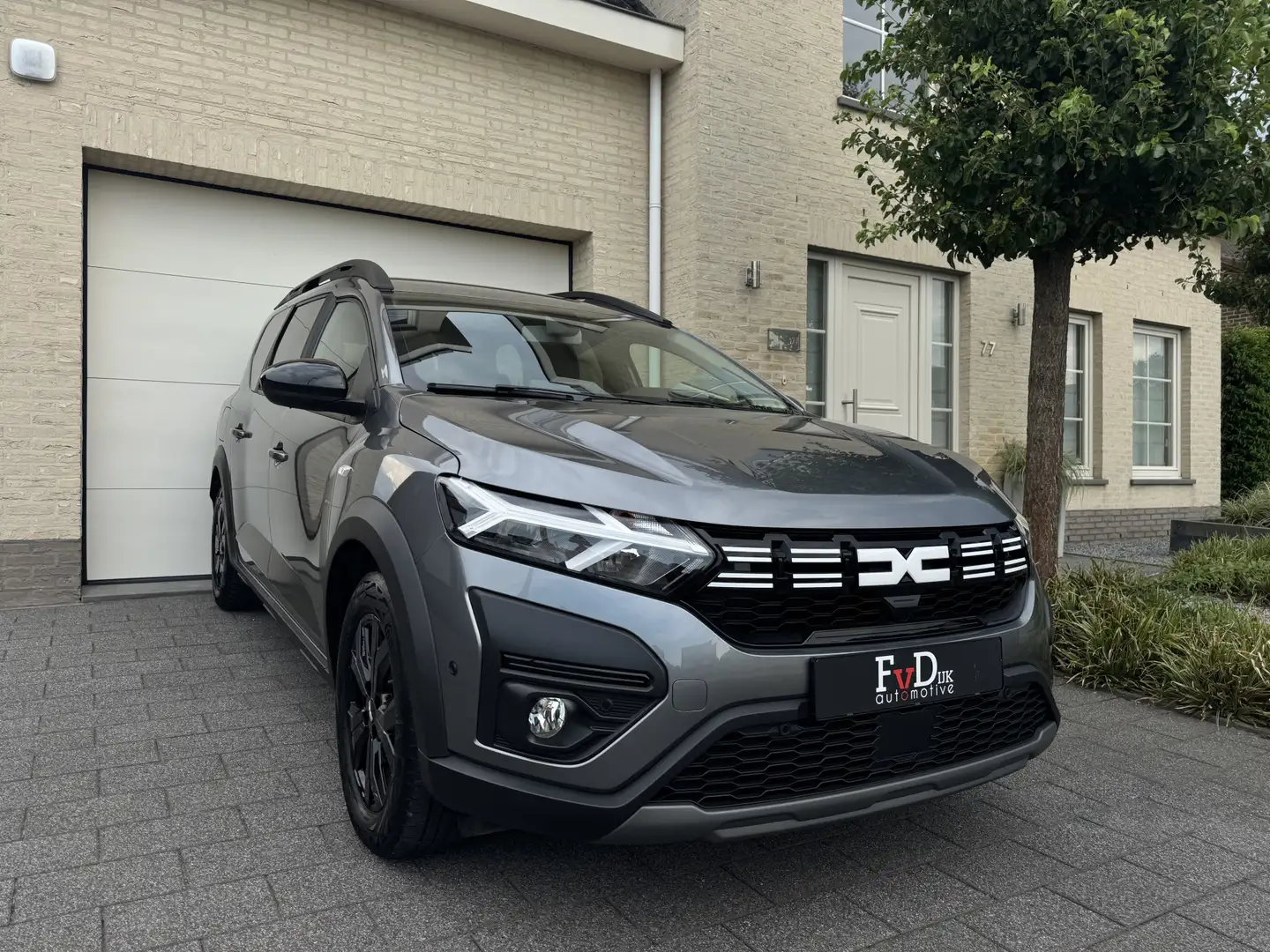 Dacia Jogger 1.6 Hybrid 140pk Extreme 5p. Navi Camera Carplay C Grijs - 1