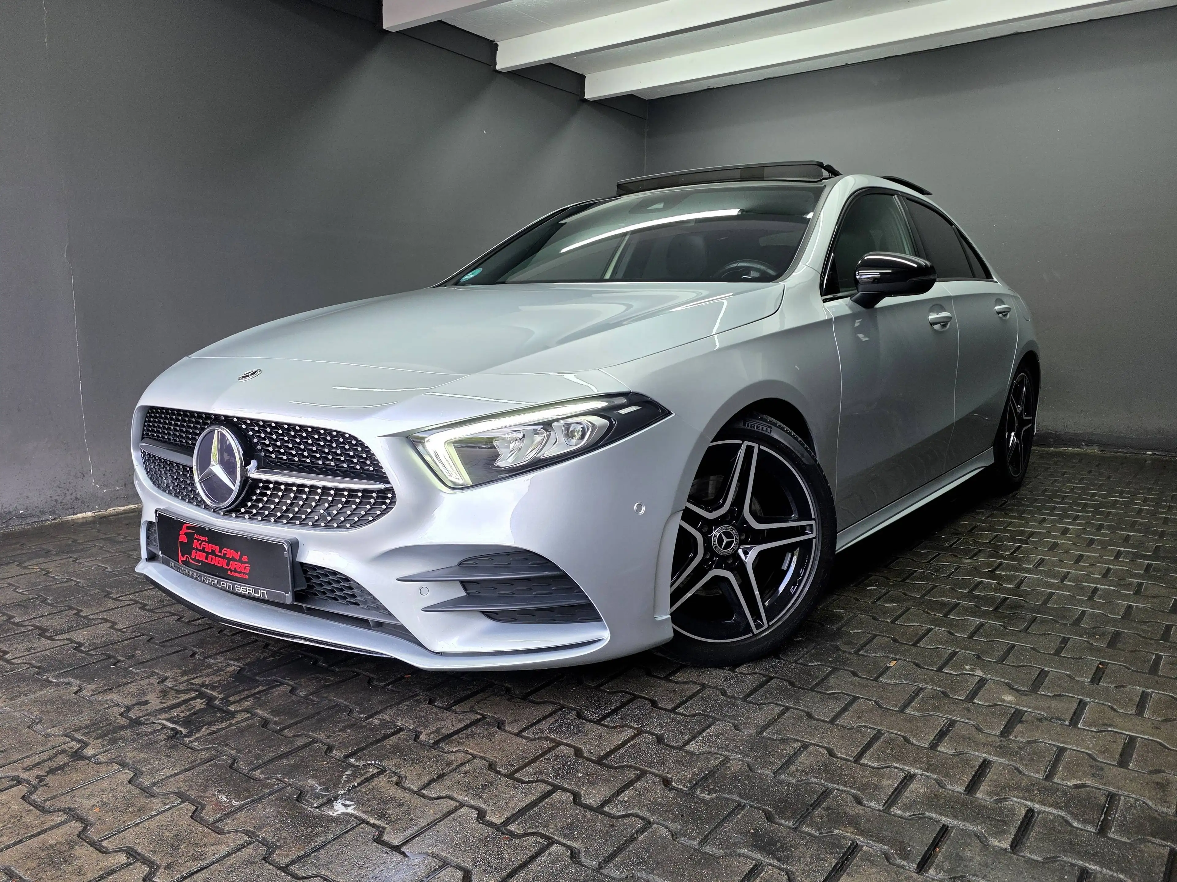 Mercedes-Benz A 200 LIMOUSINE, AMG LINE, PANO, R-KAMERA, LED