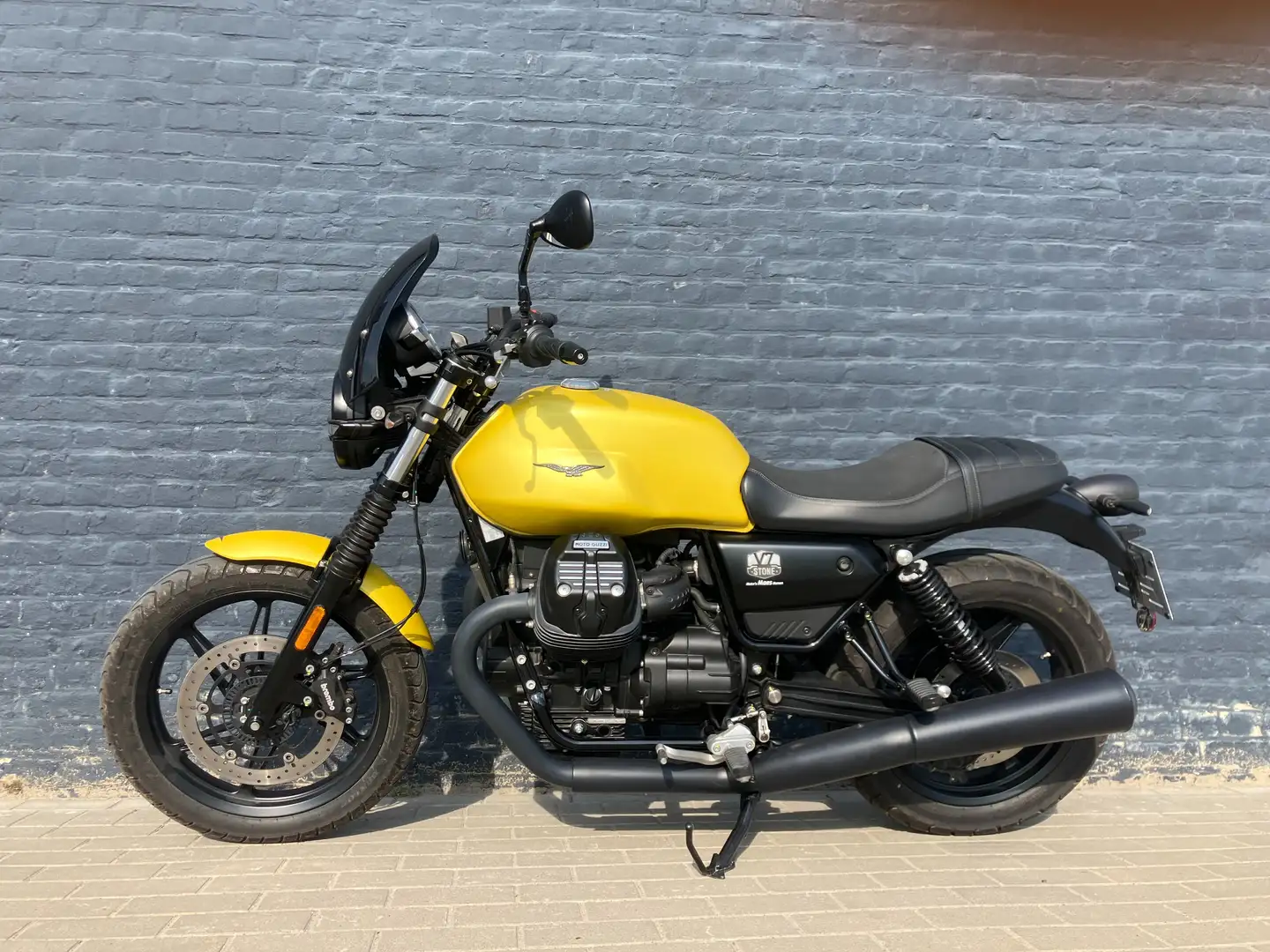 Moto Guzzi V 7 stone Gelb - 2