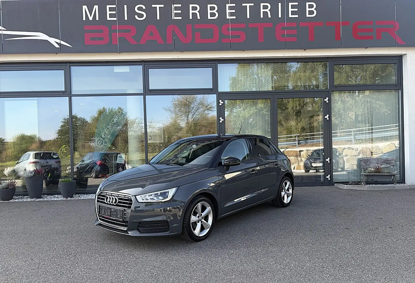 Audi A1 SB 1,0 TFSI intense Grau - 1