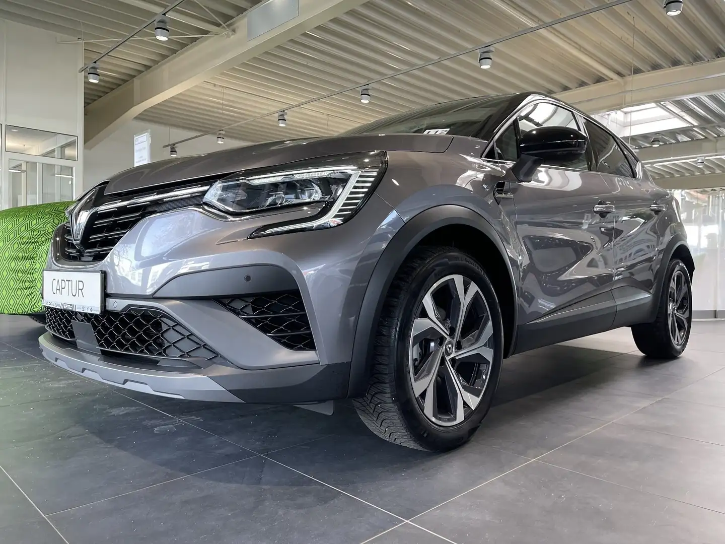 Renault Captur R.S. Line TCe 140 PS Gris - 2