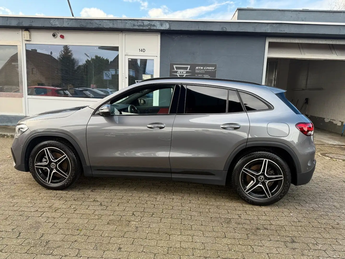 Mercedes-Benz GLA 220 d AMG Line Max Voll Pano 360° Standheiz Gris - 2