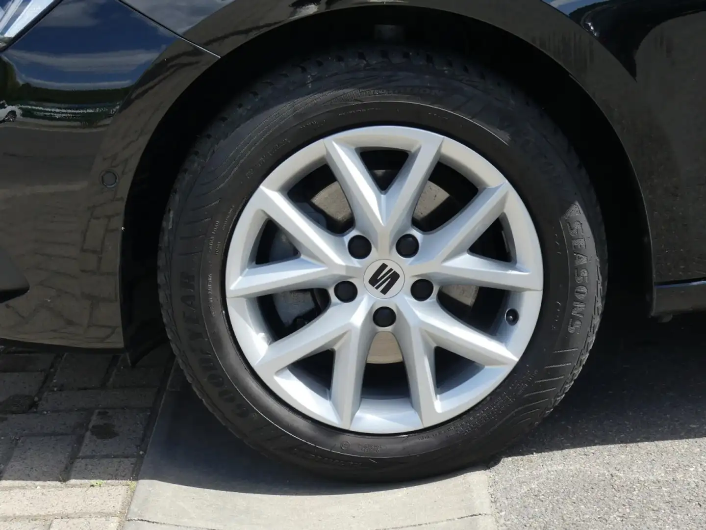 SEAT Leon Sportstourer Style 1.5 eTSI Klima Rückfahrkamera Negro - 2