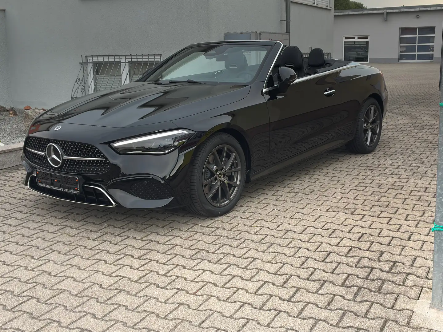 Mercedes-Benz CLE 200 Cabrio Avantgarde Advanced Noir - 2