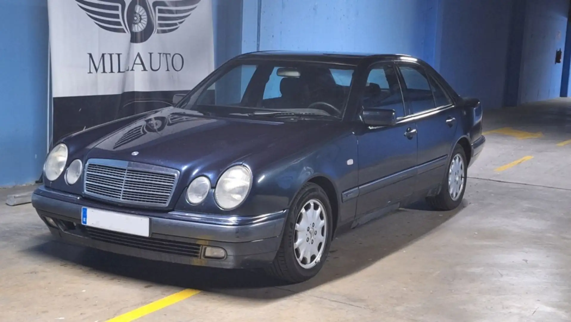 Mercedes-Benz E 300 TD Bleu - 1