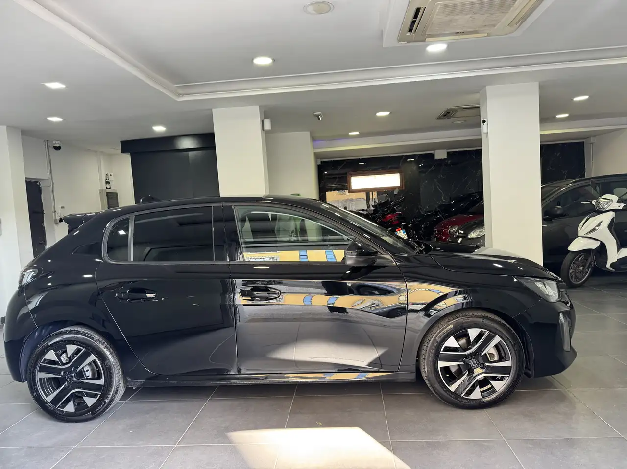 Peugeot 208 II 2023 1.2 hybrid Allure 145cv e-dcs 6, миниатюра 3
