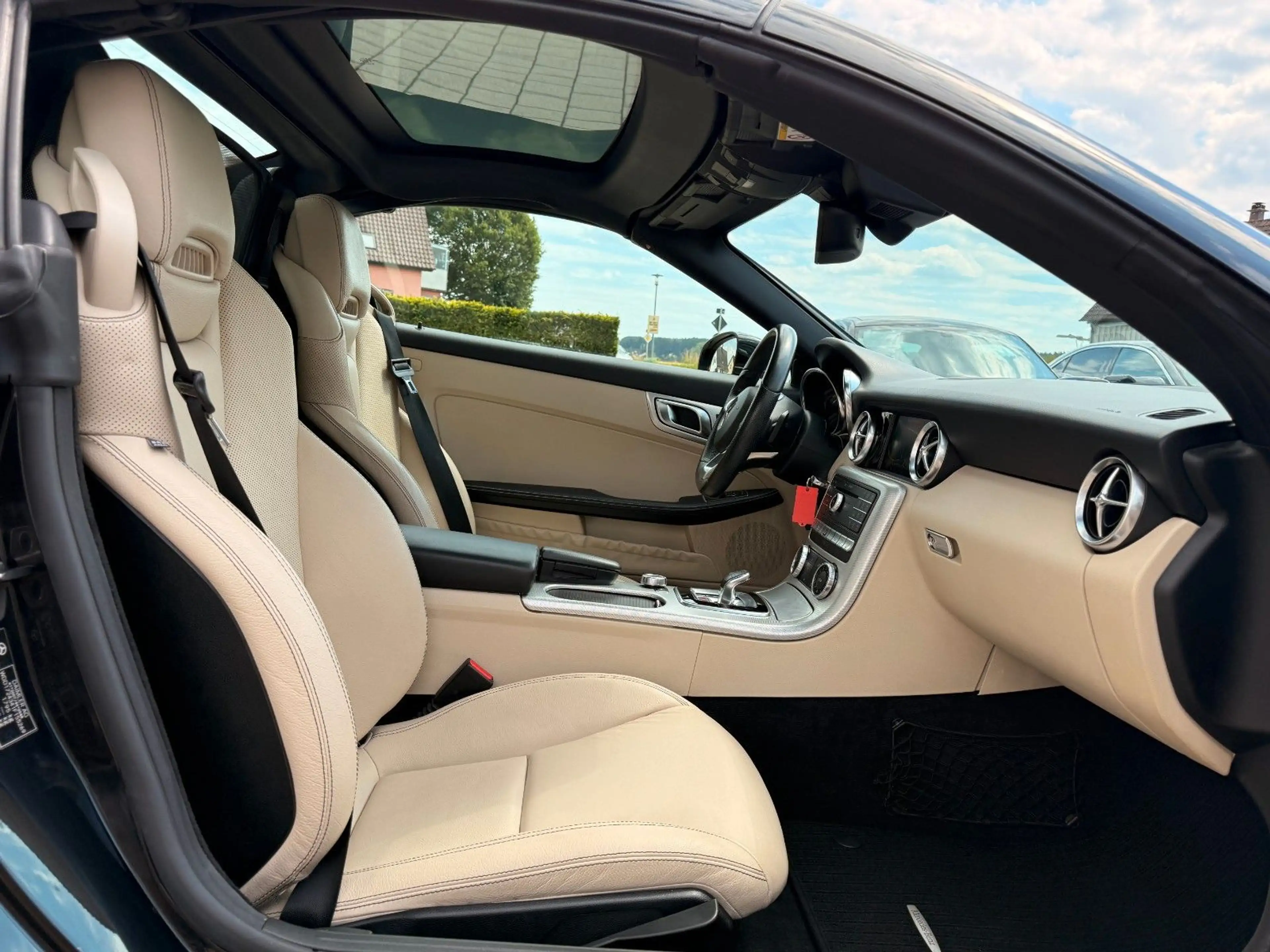 Mercedes-Benz SLC 200 *ROADSTER*PDC*SHZ*PANO*NAVI*TEMP*BLUETOO — photo 22