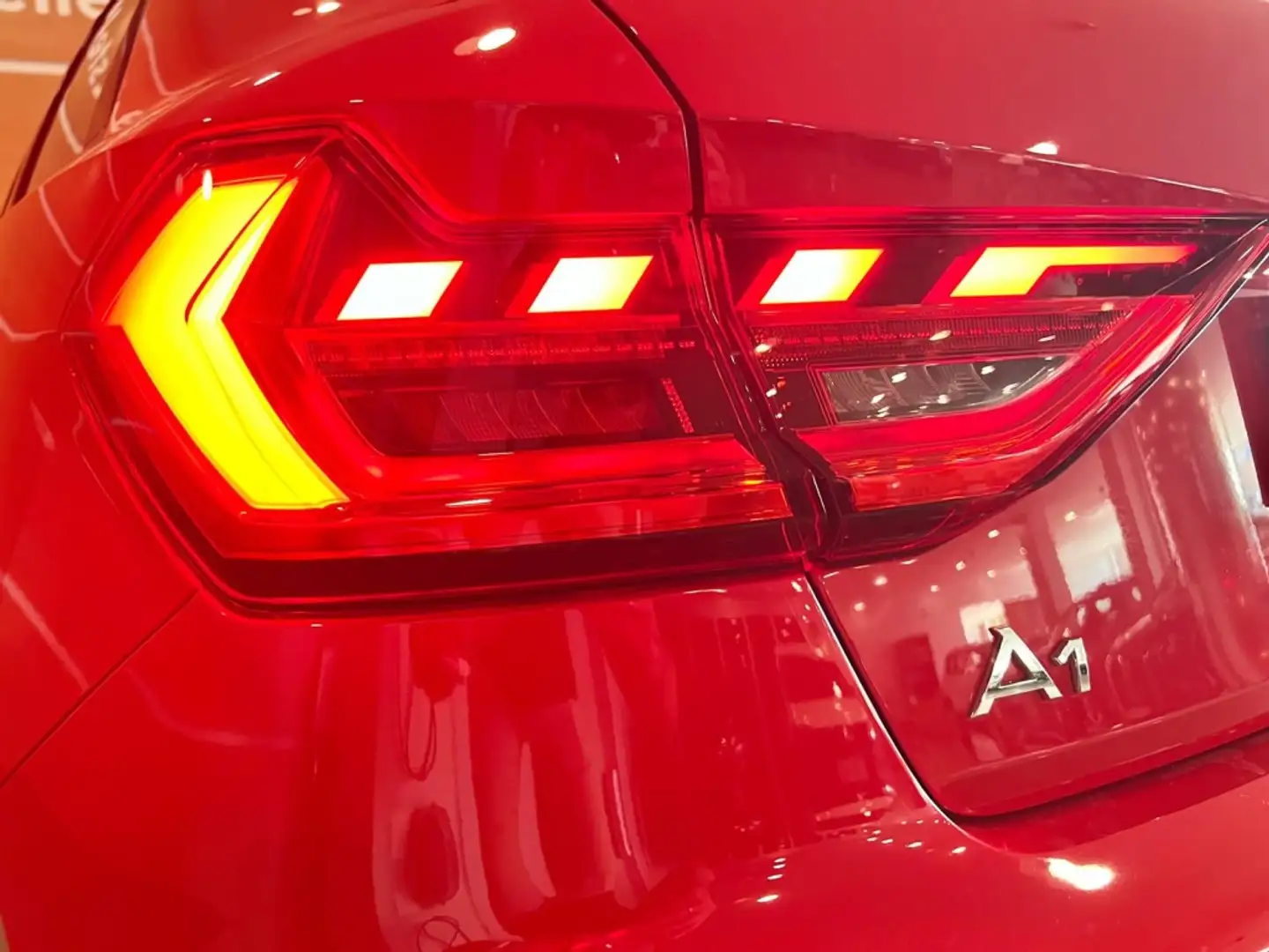 Audi A1 Sportback 25 TFSI Adrenalin Rojo - 2