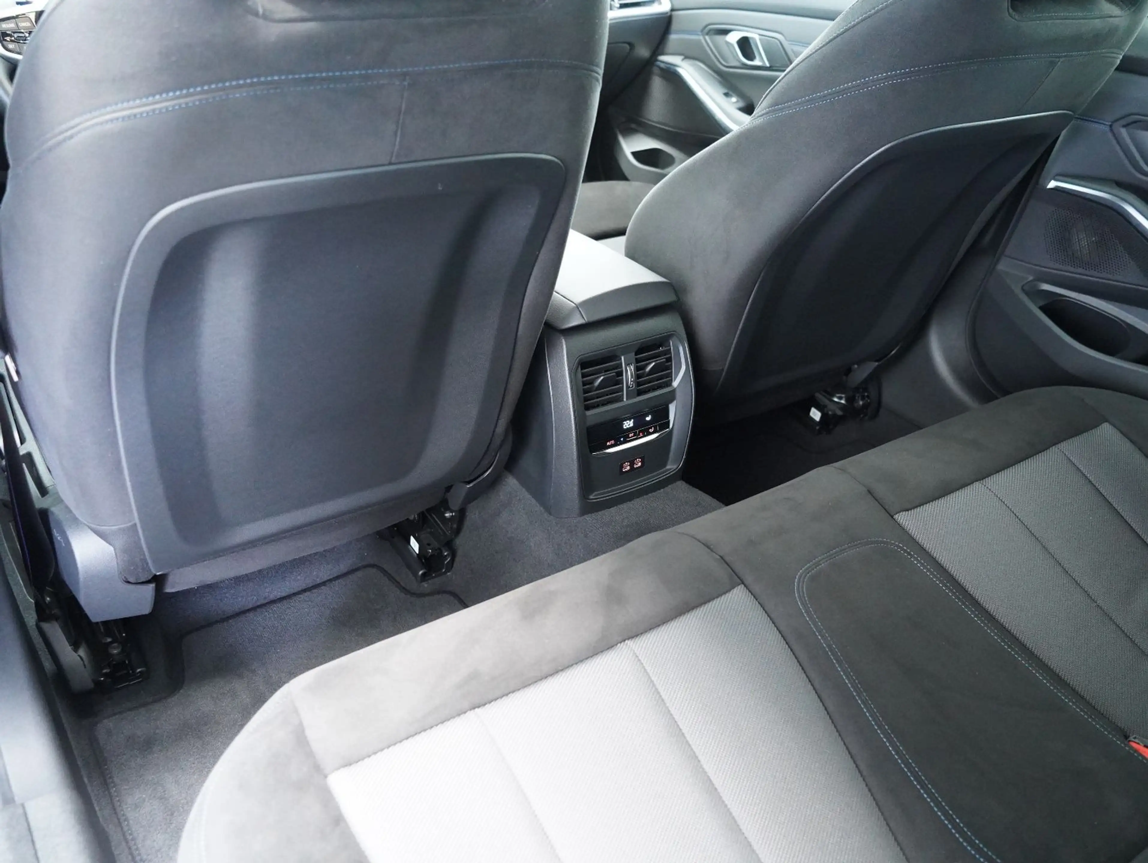 BMW 318 i Touring M Sport Pro LCI/CURVED/LED/HUD/AHK — photo 13