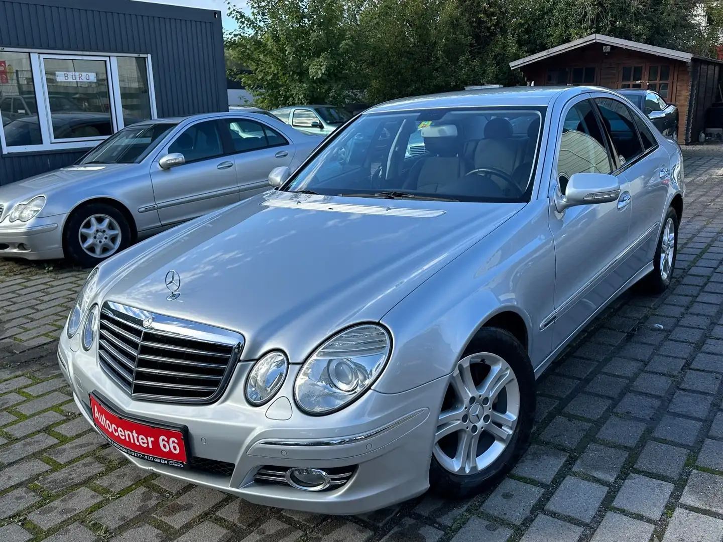 Mercedes-Benz E 200 K Lim. Aut Avantgarde*LEDER*AHK*XENON*NAVI Silber - 1