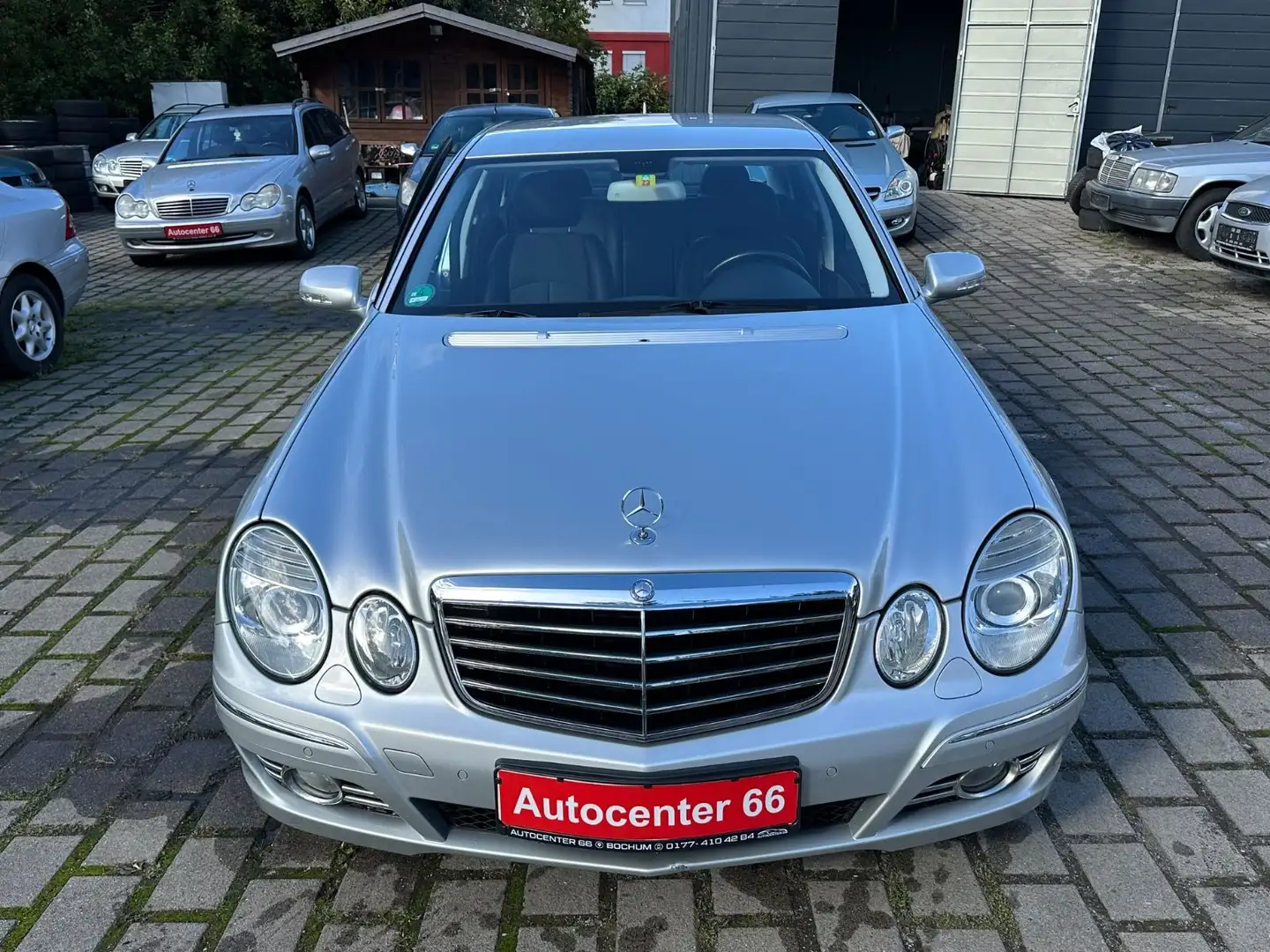 Mercedes-Benz E 200 K Lim. Aut Avantgarde*LEDER*AHK*XENON*NAVI Silber - 2