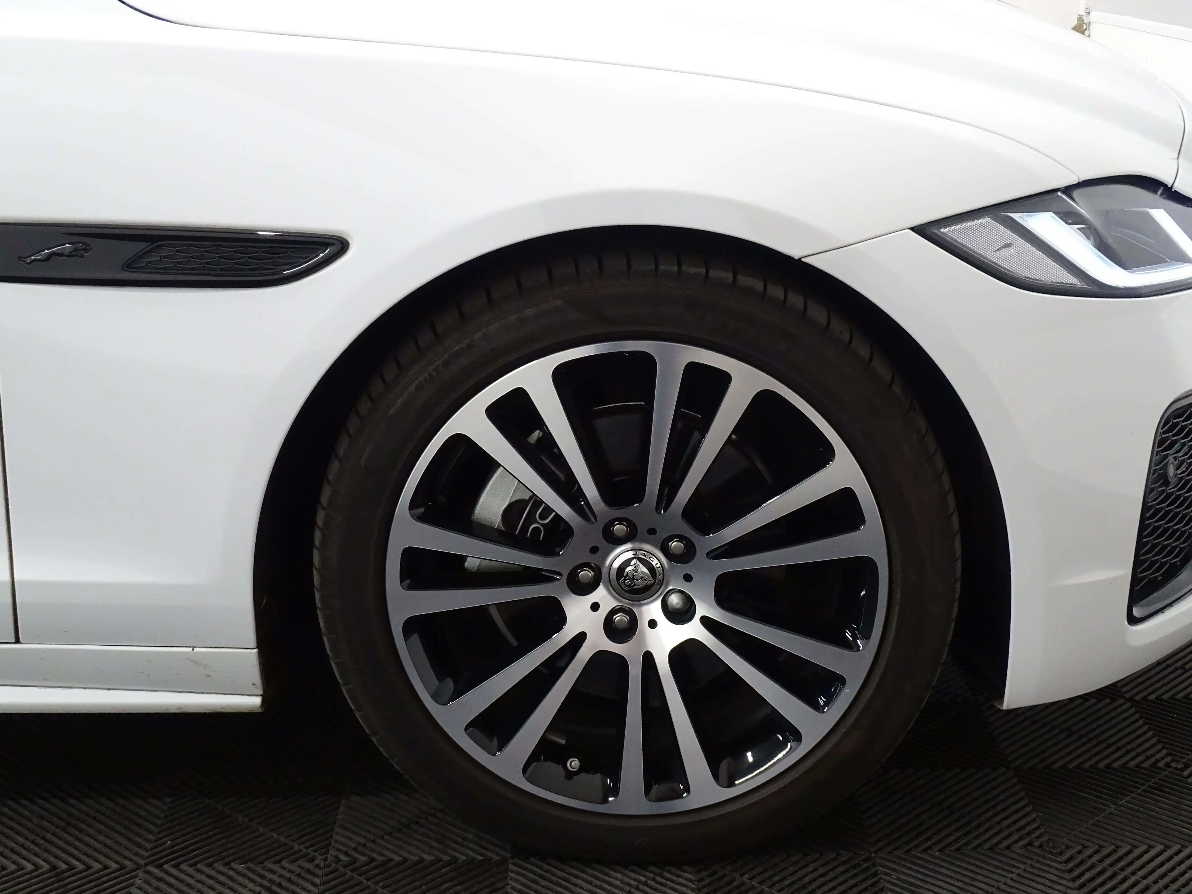 Jaguar XF D200 R-Dynamic SE RWD Auto — photo 6
