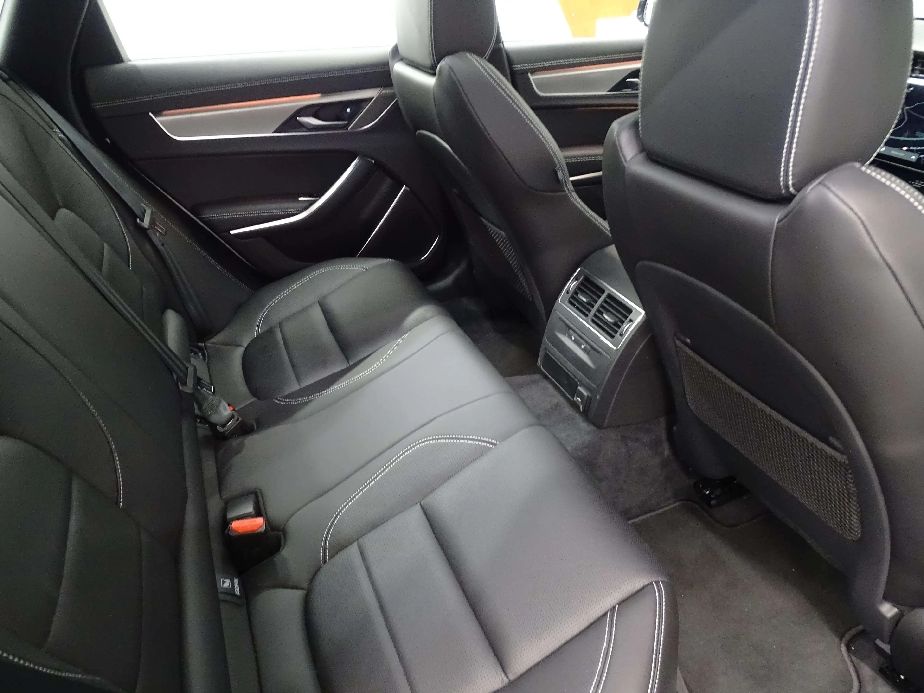 Jaguar XF D200 R-Dynamic SE RWD Auto — photo 8