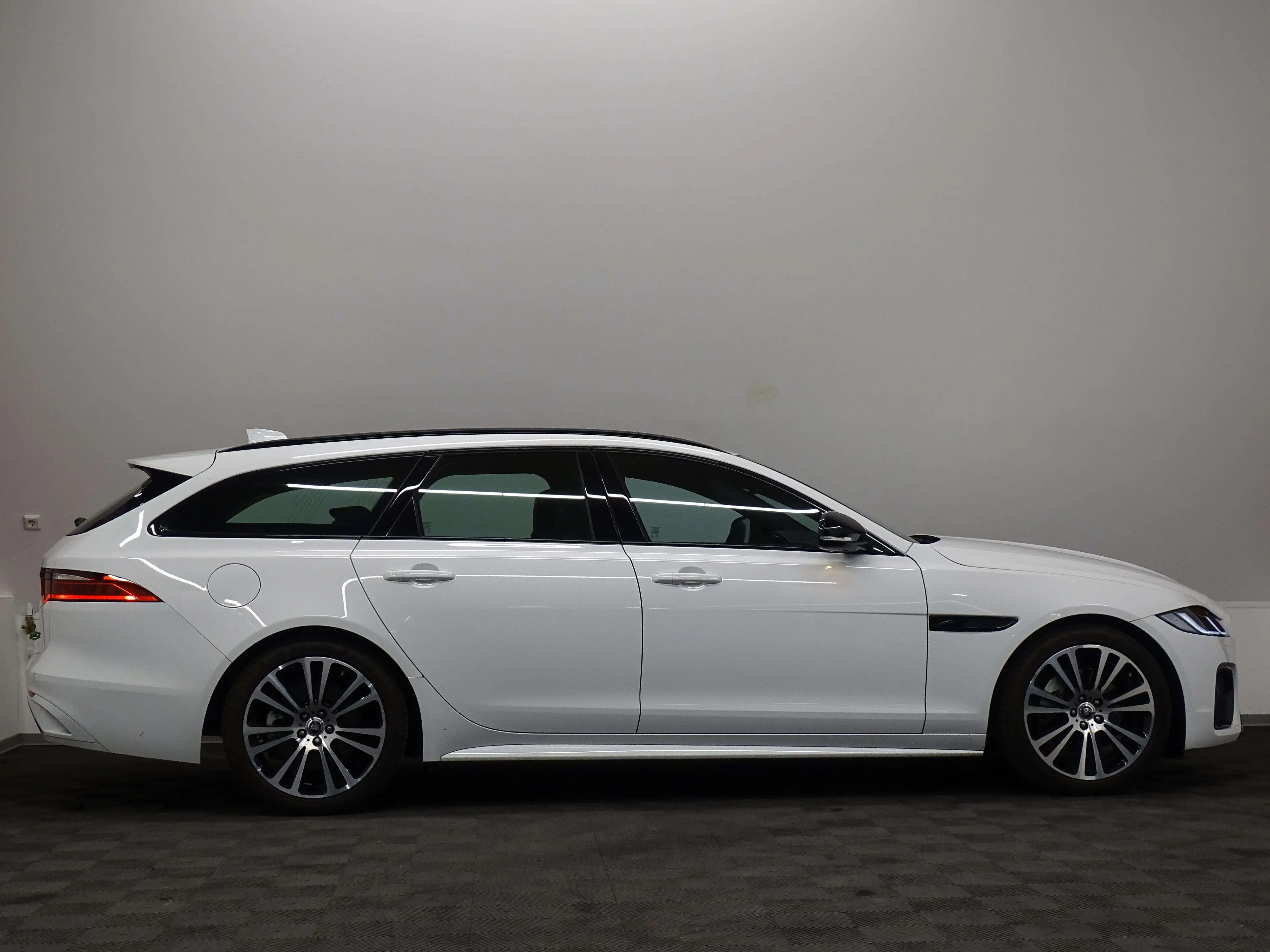 Jaguar XF D200 R-Dynamic SE RWD Auto — photo 3