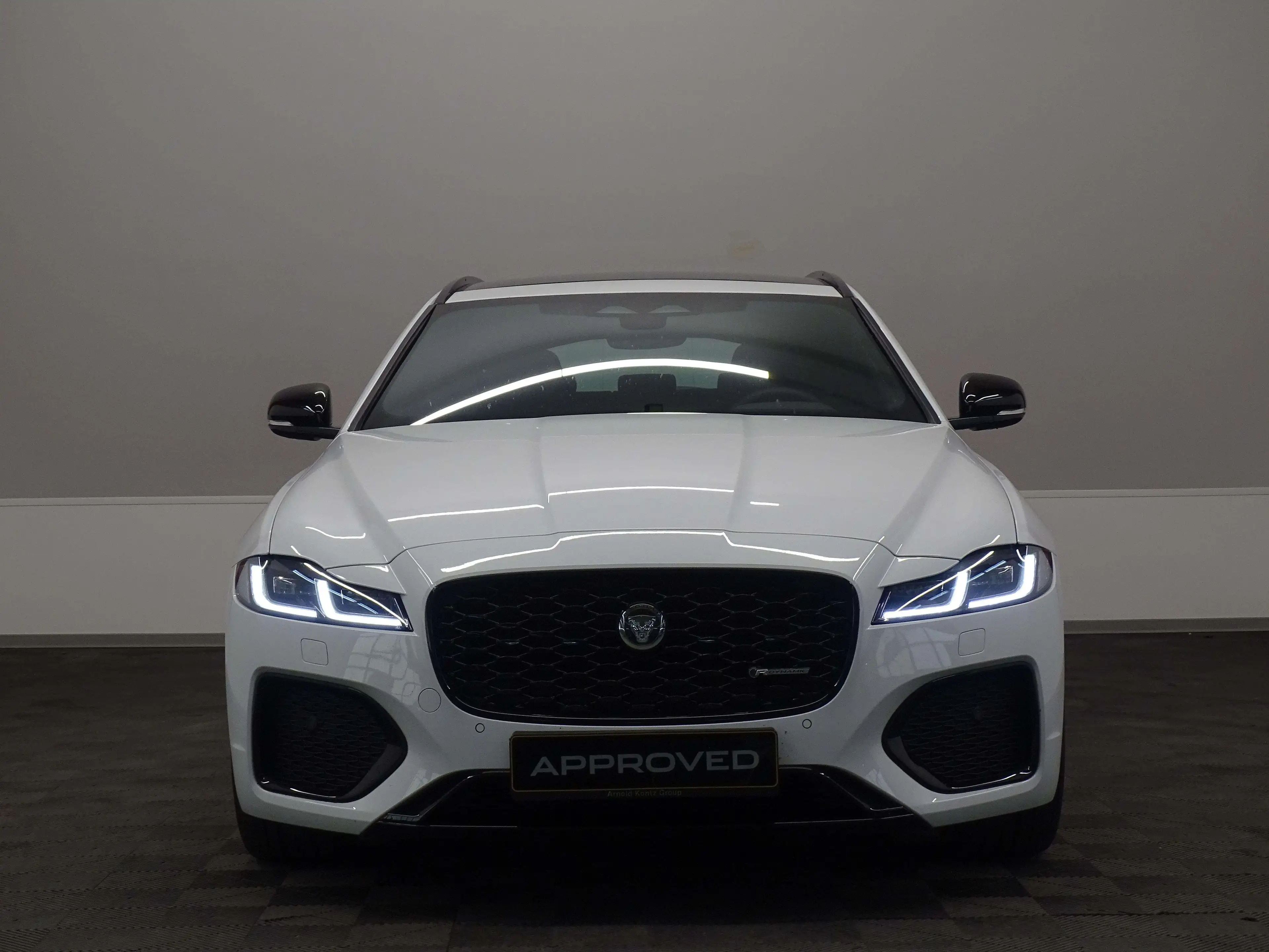 Jaguar XF D200 R-Dynamic SE RWD Auto — photo 2