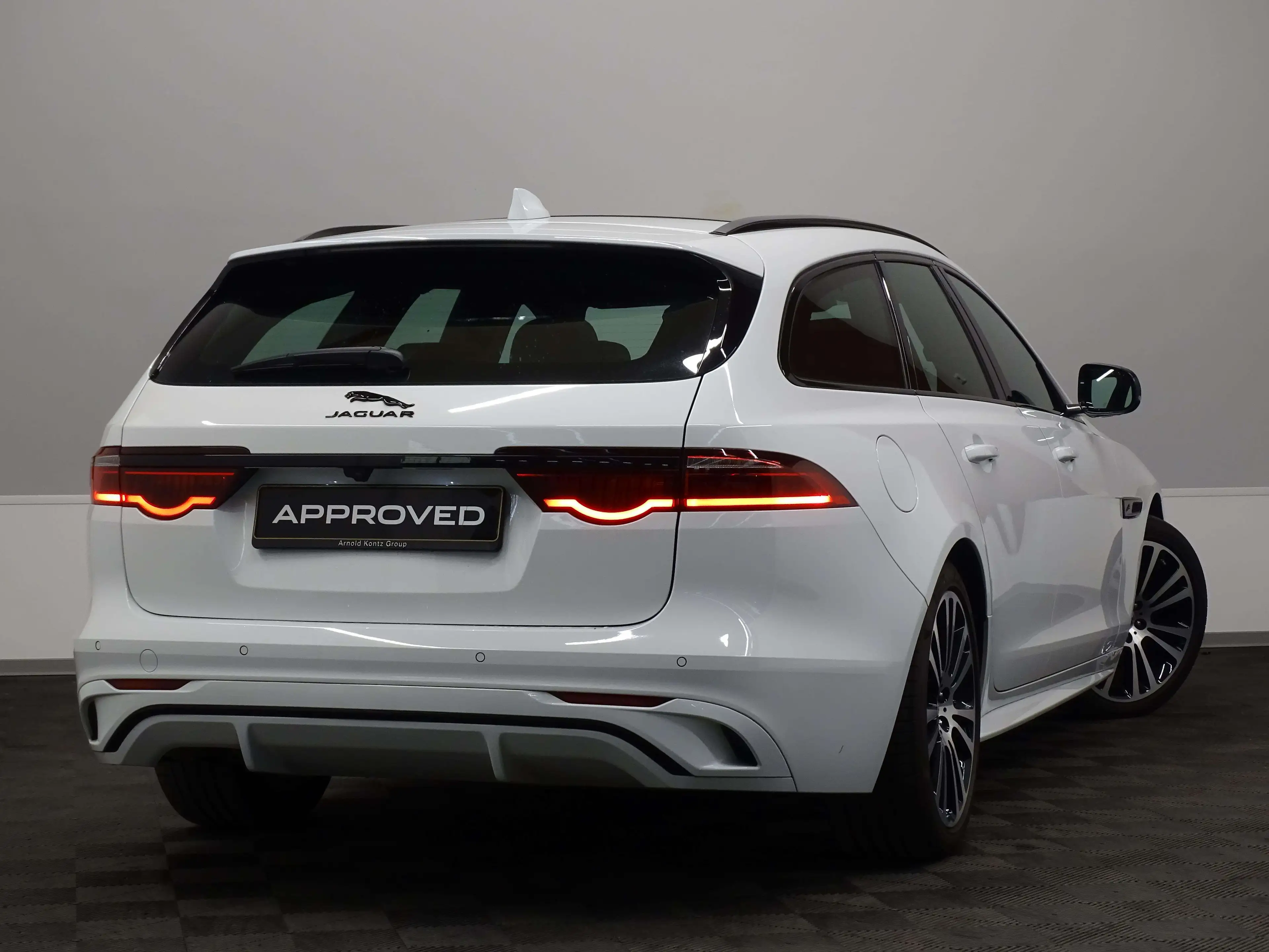 Jaguar XF D200 R-Dynamic SE RWD Auto — photo 4