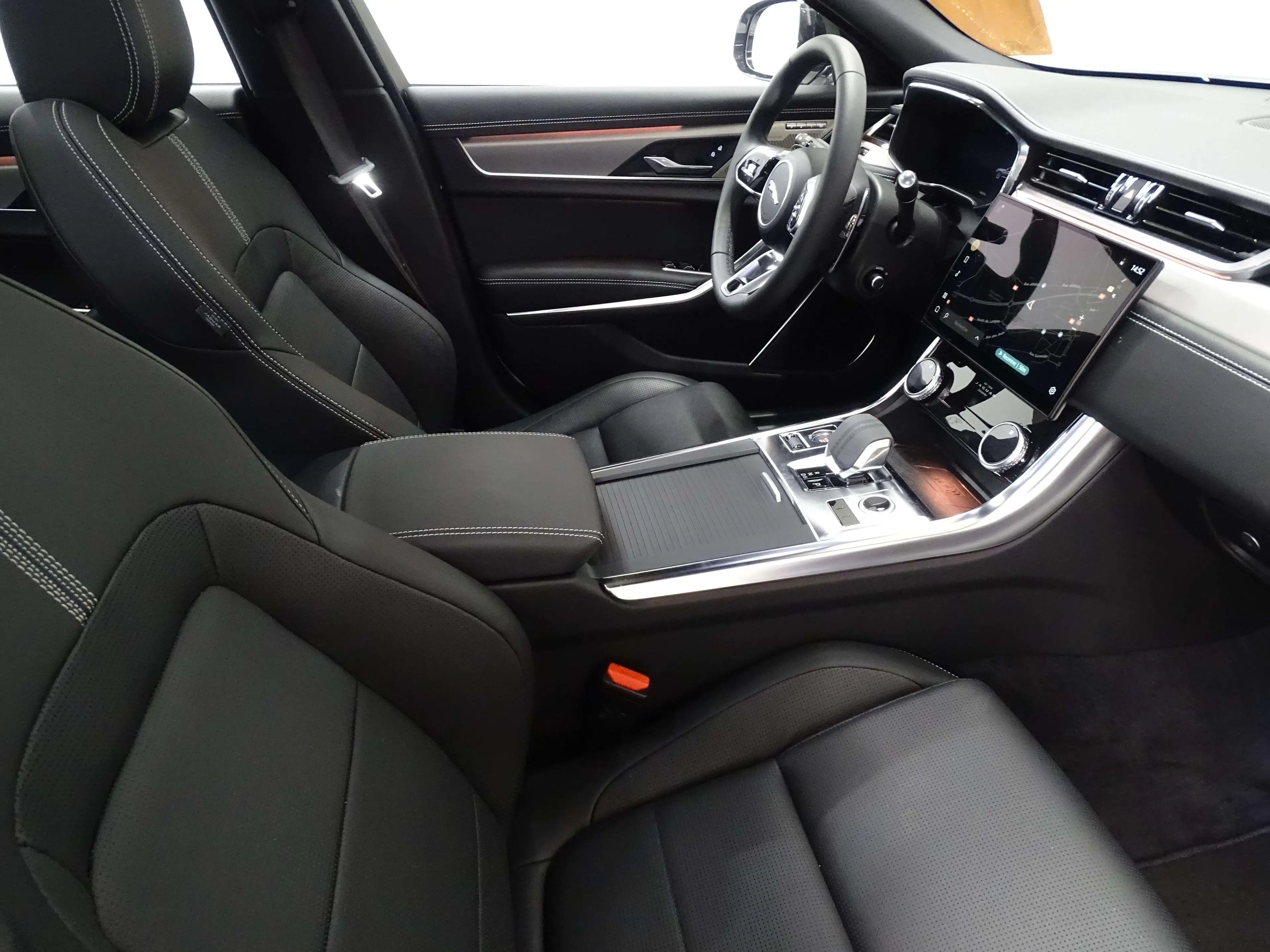 Jaguar XF D200 R-Dynamic SE RWD Auto — photo 7