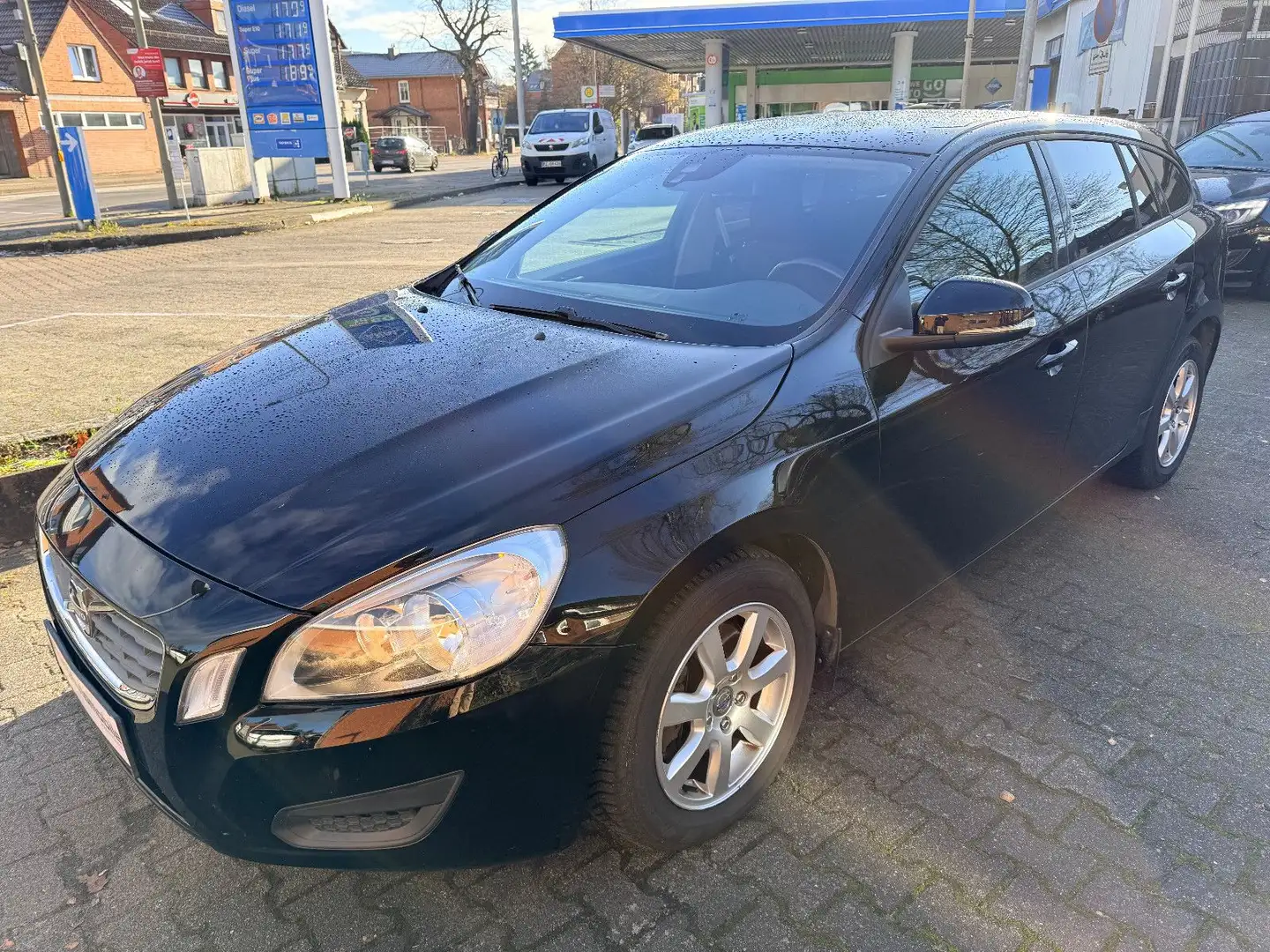 Volvo V60 Kombi Kinetic Schwarz - 1