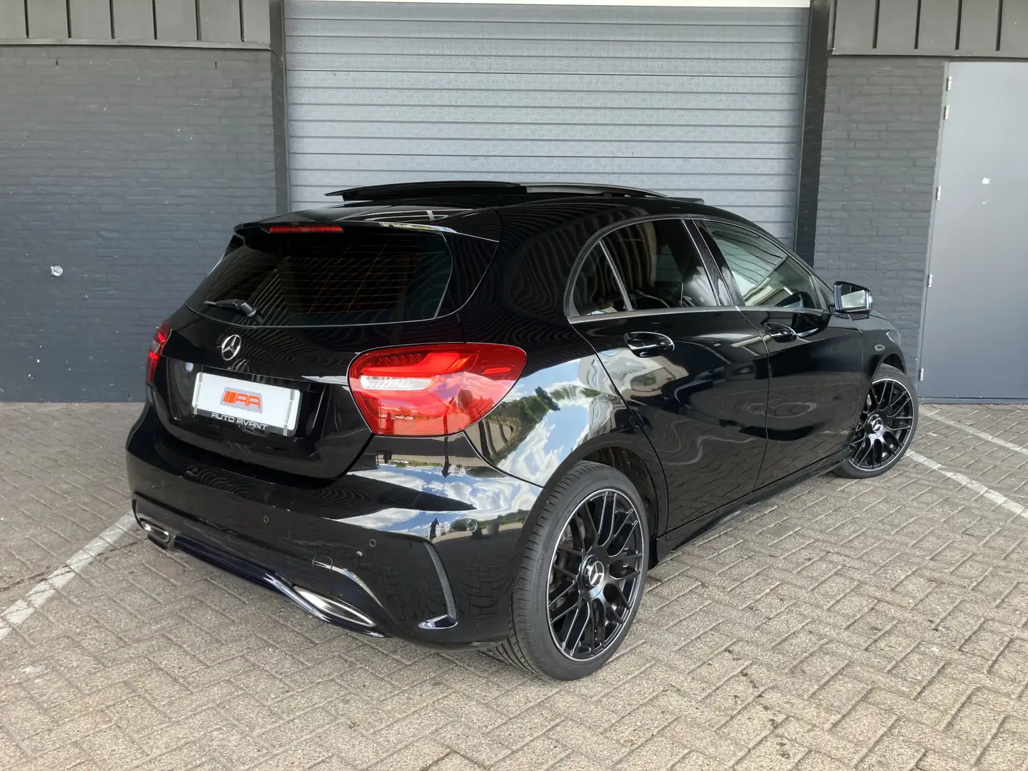 Mercedes-Benz A 180 AMG XENON-LED-PANO-LEDER Zwart - 2