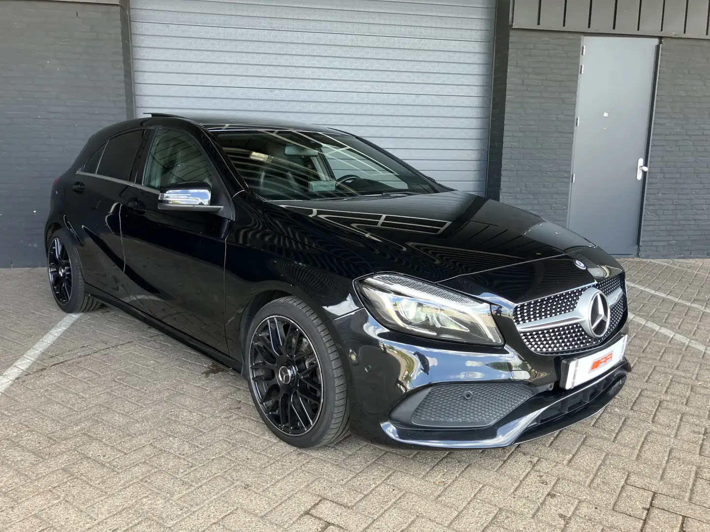 Mercedes-Benz A 180 AMG XENON-LED-PANO-LEDER Zwart - 1